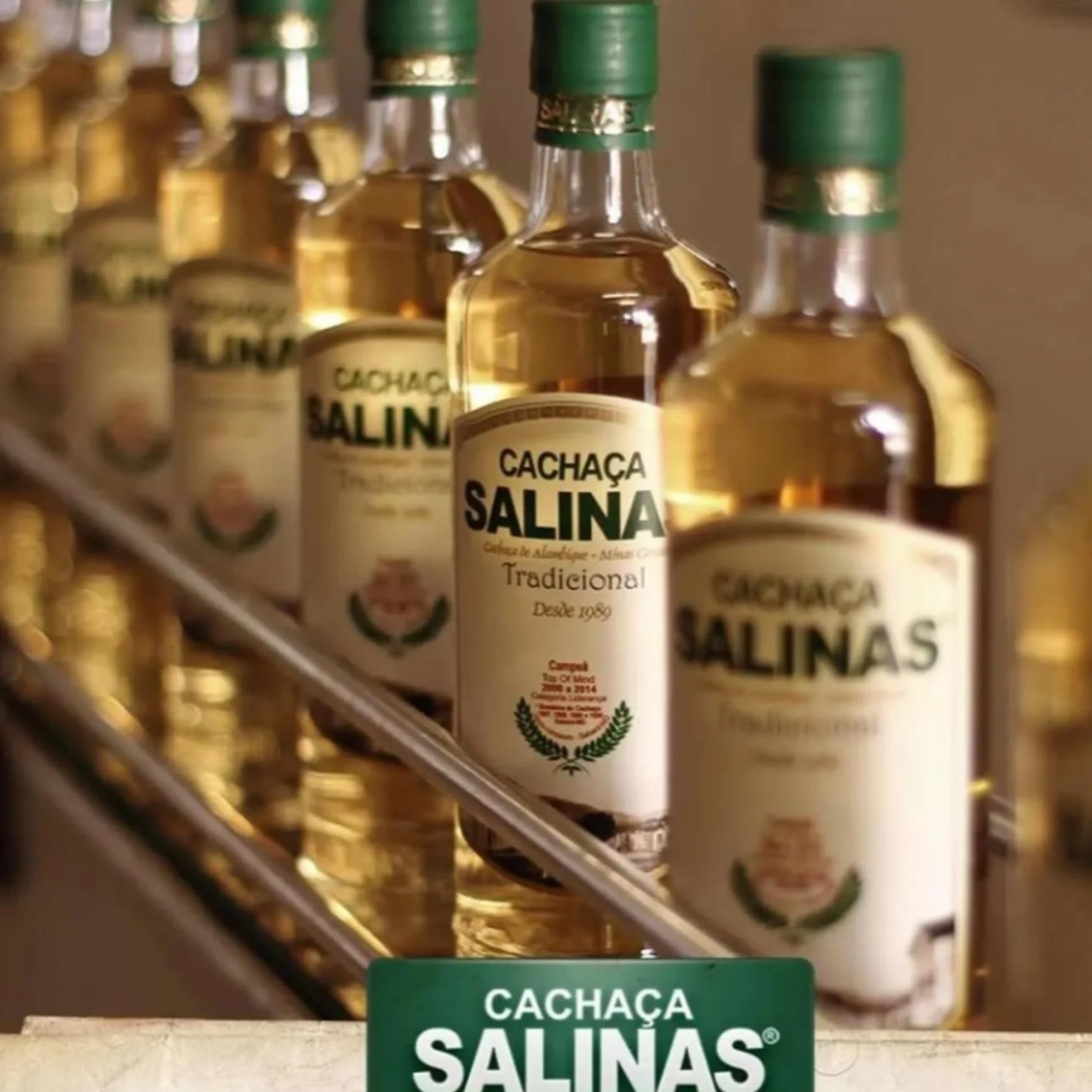 Cachaça Salinas Premium 700 ml Destilado Artesanal de Brasil para Caipirinha