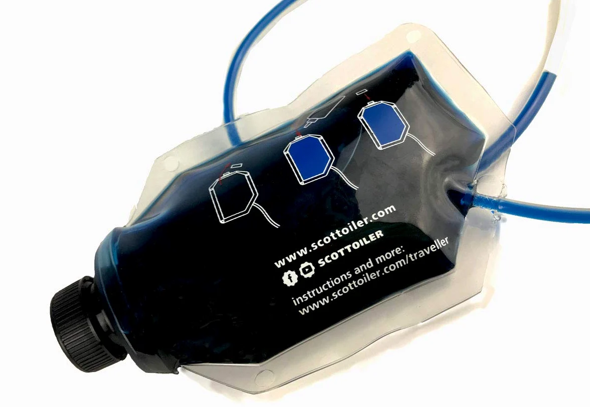 Scottoiler vSystem Sistema Automático de Lubricación de Cadena de Motocicleta con Scottoil Verde Biodegradable y Bolsa de Expansión Traveller - Bundle de Turismo de Largo Alcance…