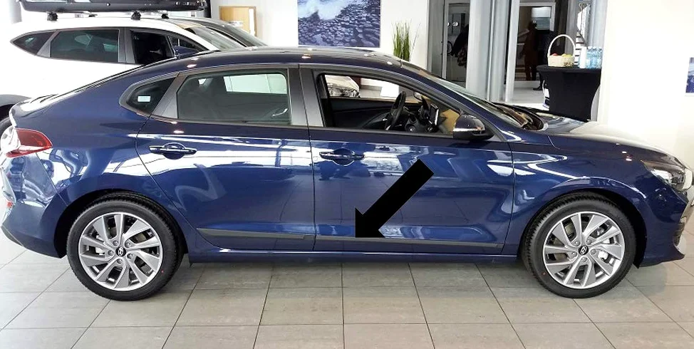 Spangenberg Listones de protección laterales de color negro para Hyundai i30 Fastback a partir de año de construcción 06.2017- F54 (3700054)