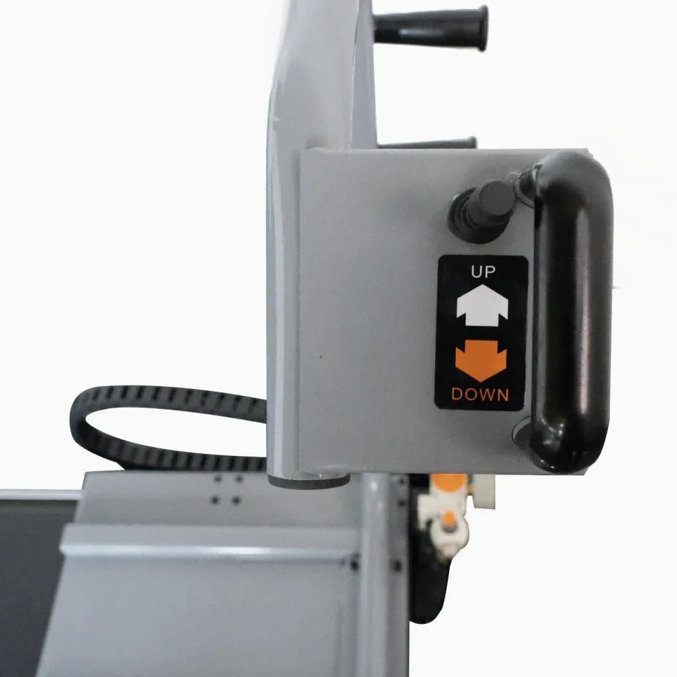 Elevador neumático de Ruedas para equilibradora, Capacidad 75 kg | Eleva ruedas pesadas hacia el eje de la equilibradora; funciona con aire comprimido de 8 a 10 bar.