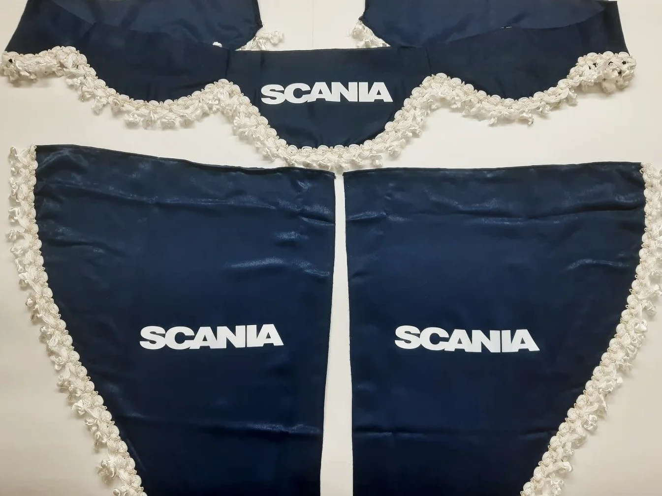 Set de 3 cortinas decorativas de peluche con pompones blancos para camiones Scania R S P L (azul)