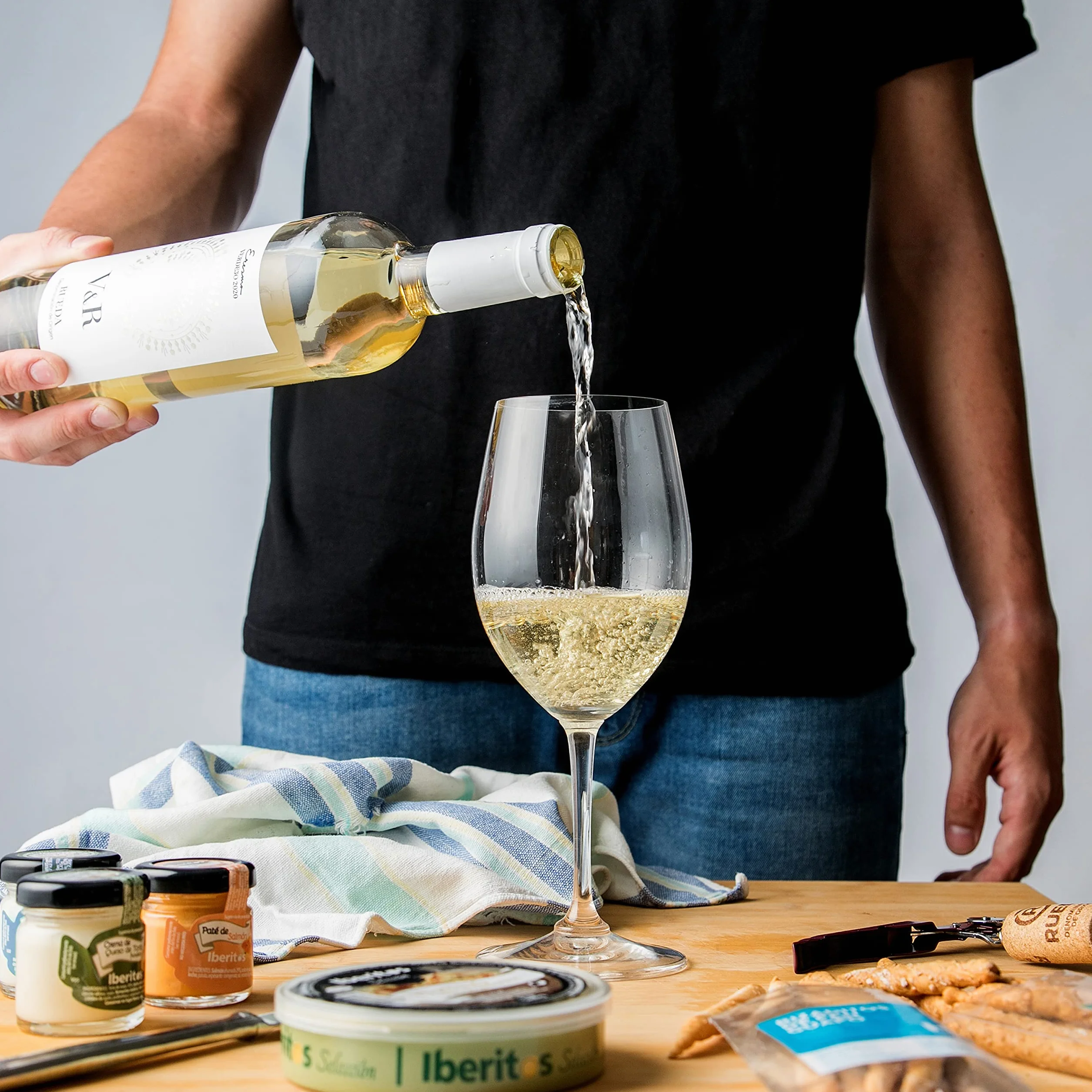 Cesta Regalo Gourmet Vino Blanco Verdejo Paté Brandada Bacalao Salmón Hummus Garbanzo Berberechitos Marisol Anchoas Picos Artesanos