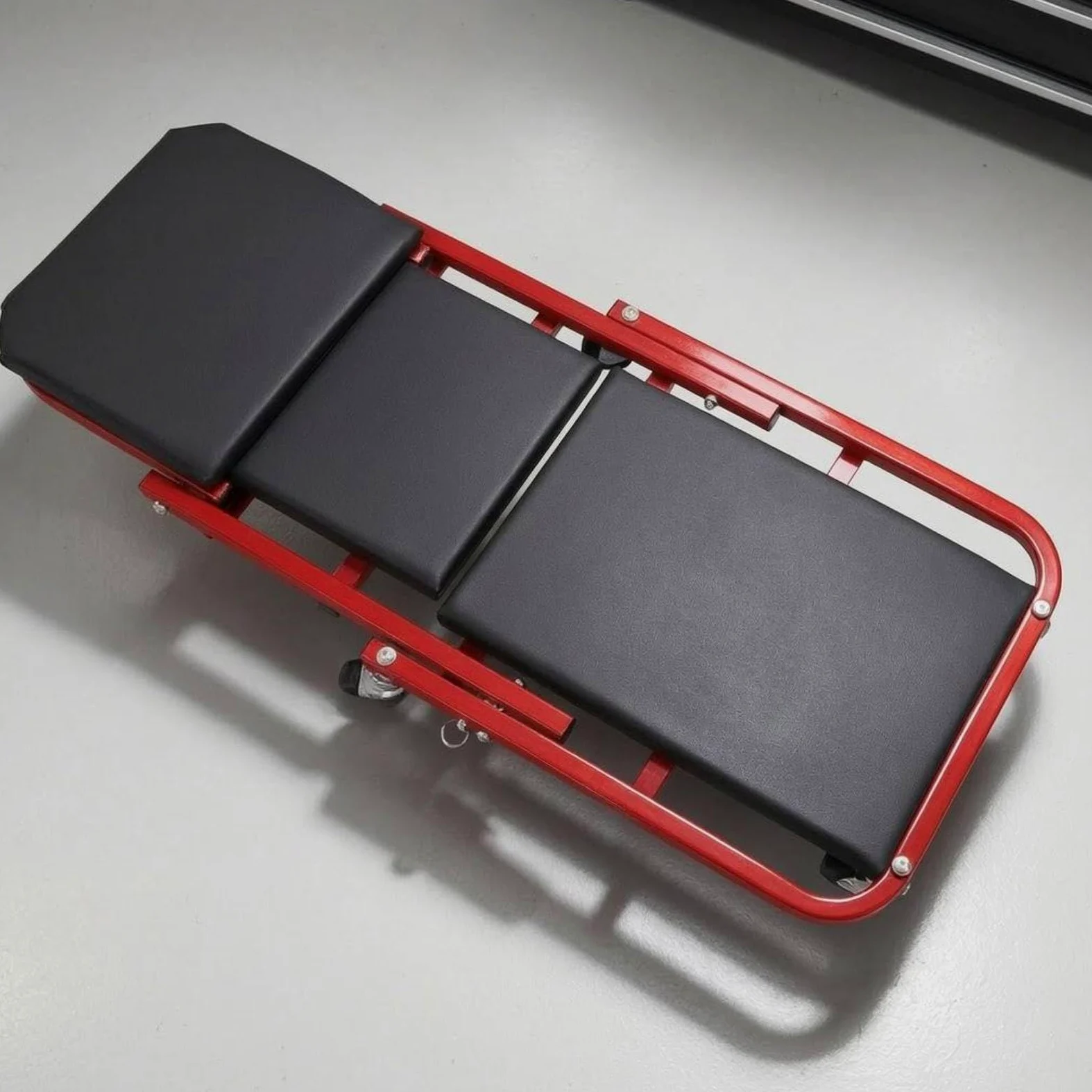 harayaa de Trabajo Plegable Diseñada como Taburete de Reparación con Respaldo Acolchado Soporte Inclinado y Ruedas Móviles Adecuada para Talleres y, Negro+Rojo, 36 Pulgadas