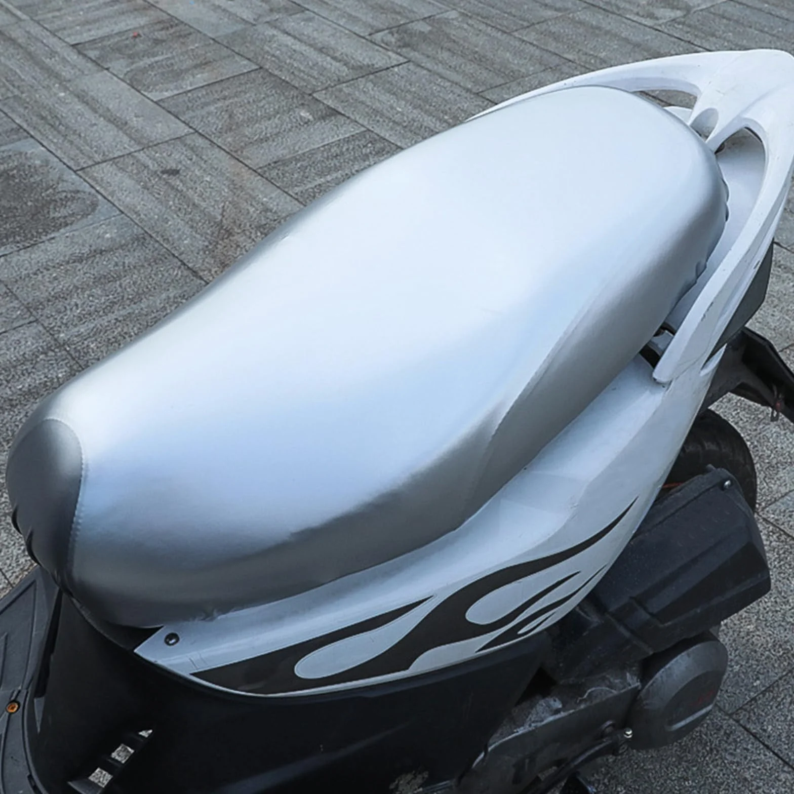 Funda Asiento Moto Antideslizante y Resistente a Arañazos, Protección Universal, Asiento Moto Protege de La Lluvia y el Sol, Funda Scooter para Todo Tipo de Motos y Scooters (Plateado)