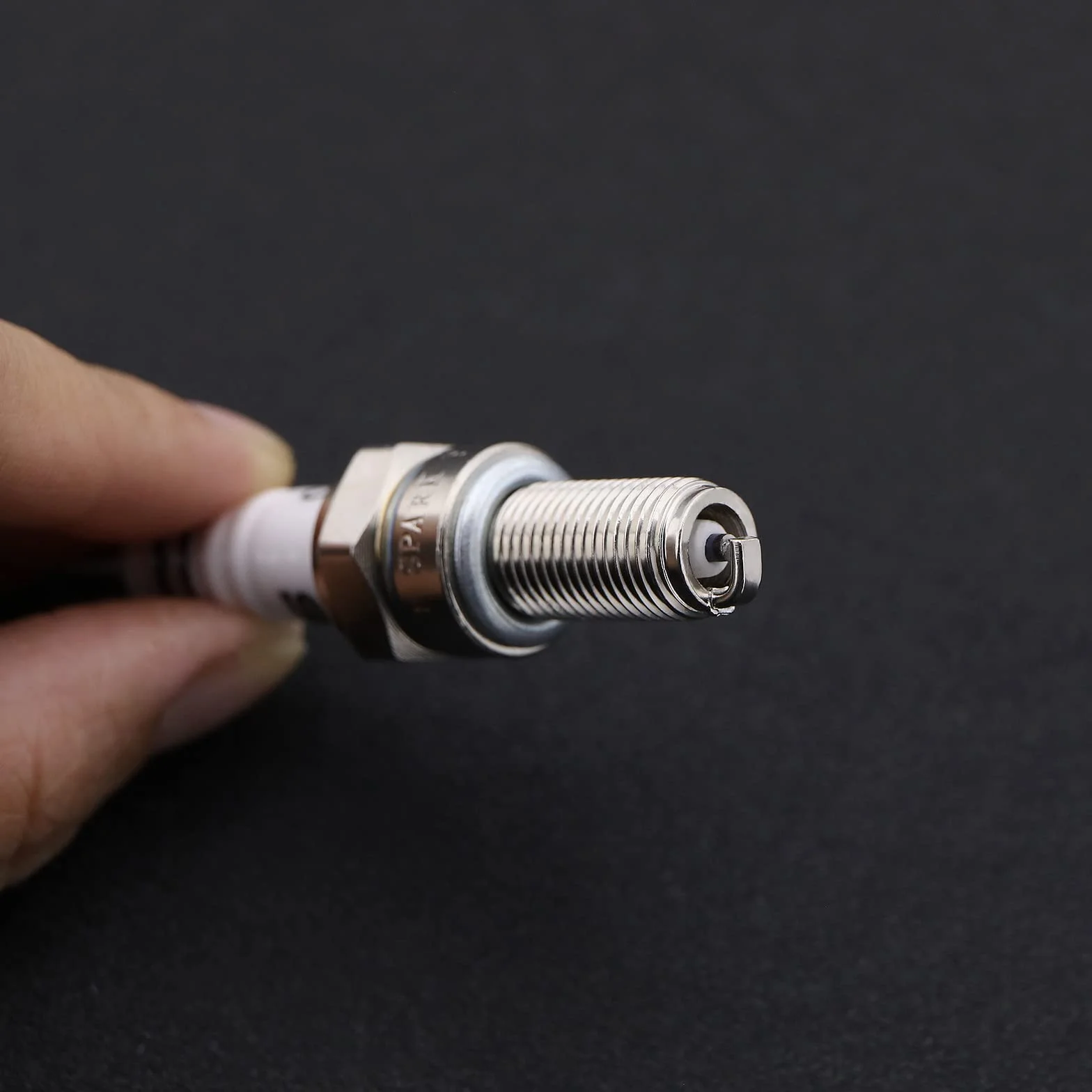 2 bujías CR8E/CR9E para motocicleta, bujía de repuesto, rosca de 0.394 in, eficiencia de combustible mejorada para RG94C (entrega aleatoria CR8E/CR9E)
