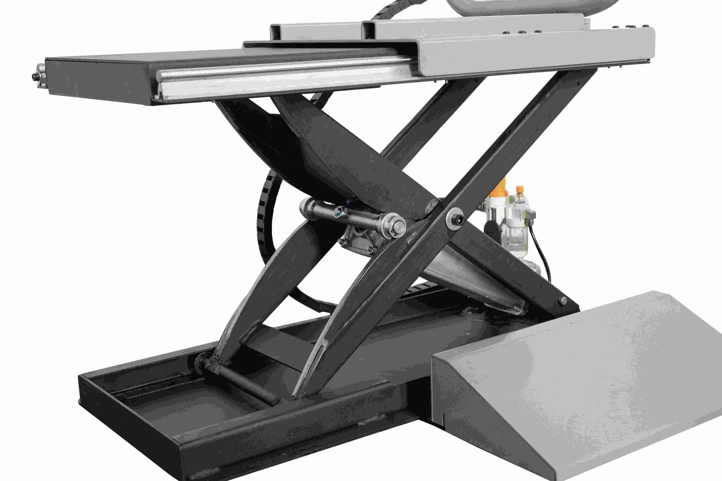 Elevador neumático de Ruedas para equilibradora, Capacidad 75 kg | Eleva ruedas pesadas hacia el eje de la equilibradora; funciona con aire comprimido de 8 a 10 bar.