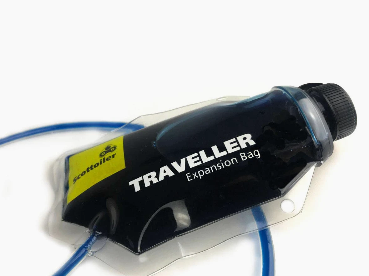 Scottoiler Essentials - Micro-vSystem - Lubricador Automático de Cadena de Motocicleta con Extensor de Alcance Traveller y Recarga de 500ml de Scottoil Azul Estándar - BUNDLE Kit de Largo Alcance