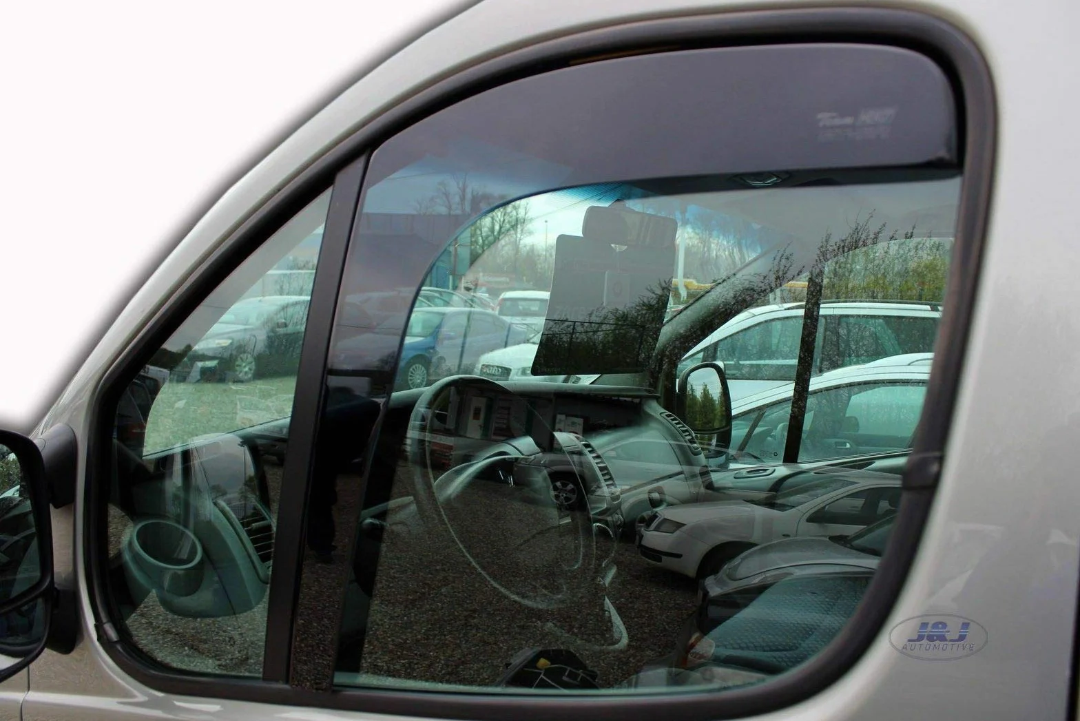 J&J AUTOMOTIVE Derivabrisas Personalizados para RENAULT TRAFIC 2001-2011 2pcs, Color: Smoky Gray, Instalación Clip-on