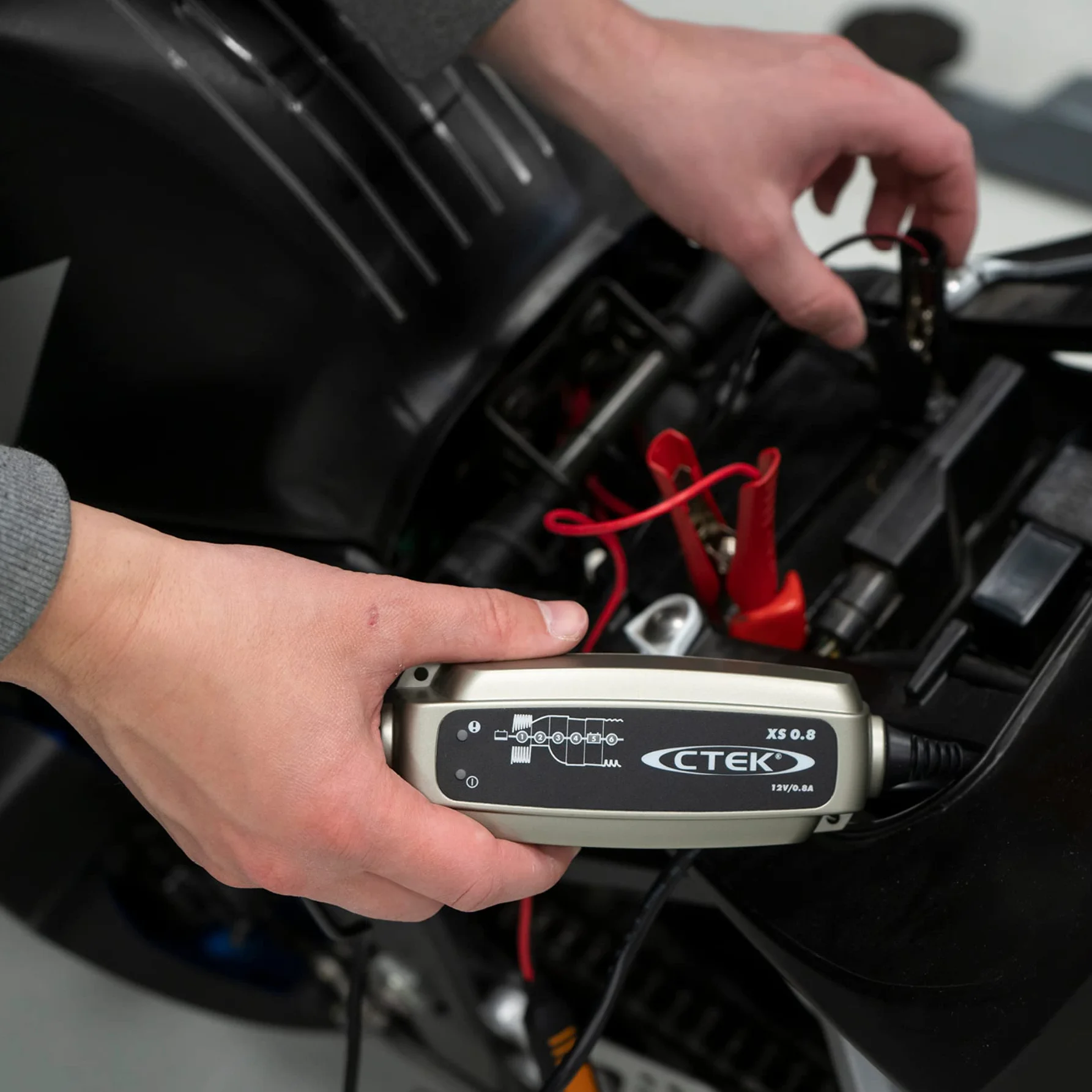 CTEK XS 0.8 Cargador Batería 12V 0.8A, Cargador Inteligente Baterias, Cargador Batería Moto, Quad, Moto De Nieve, Jetski, Moto De Agua Y Cortacésped, Mantenedor De Batería Y Desulfatador De Batería