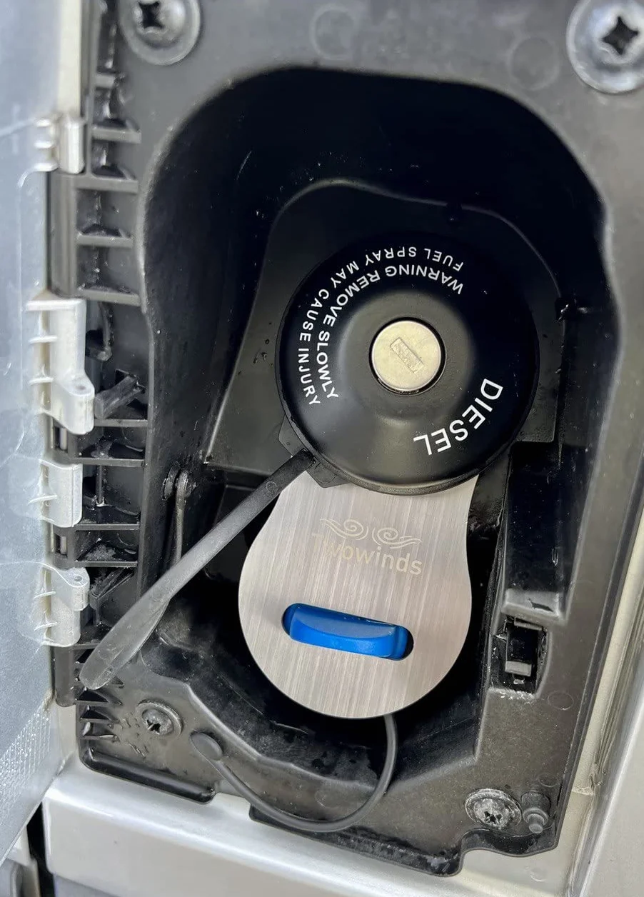 Twowinds - Bloqueo Antirrobo AdBlue Compatible con Fiat Ducato, Jumper, Boxer (2016-2024) - Camper y Caravanas - Cierre de Seguridad del Tapón Depósito AdBlue en Acero Inoxidable