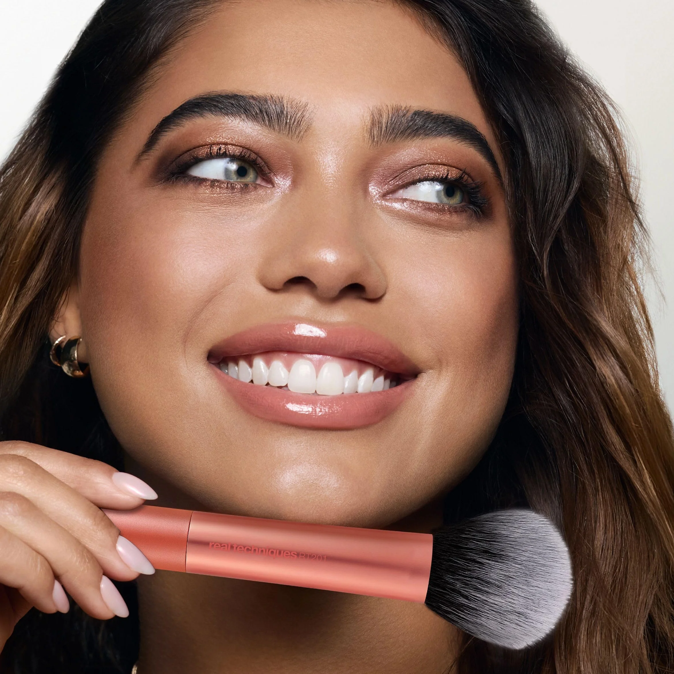 Real Techniques Ultra Plush Face Brush large soft fluffy makeup brush powder bronzer blush synthetic bristles