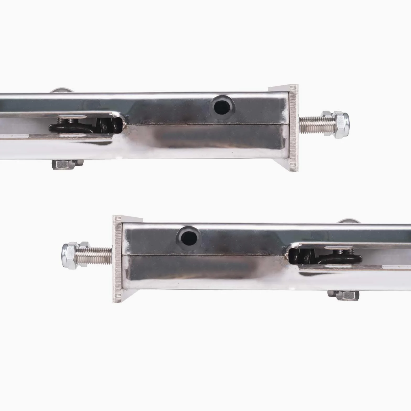 Colgador de solapa de barro con resorte superior plano con espacio de pernos de 2 1/2 pulgadas y agujeros redondos de 4 pulgadas