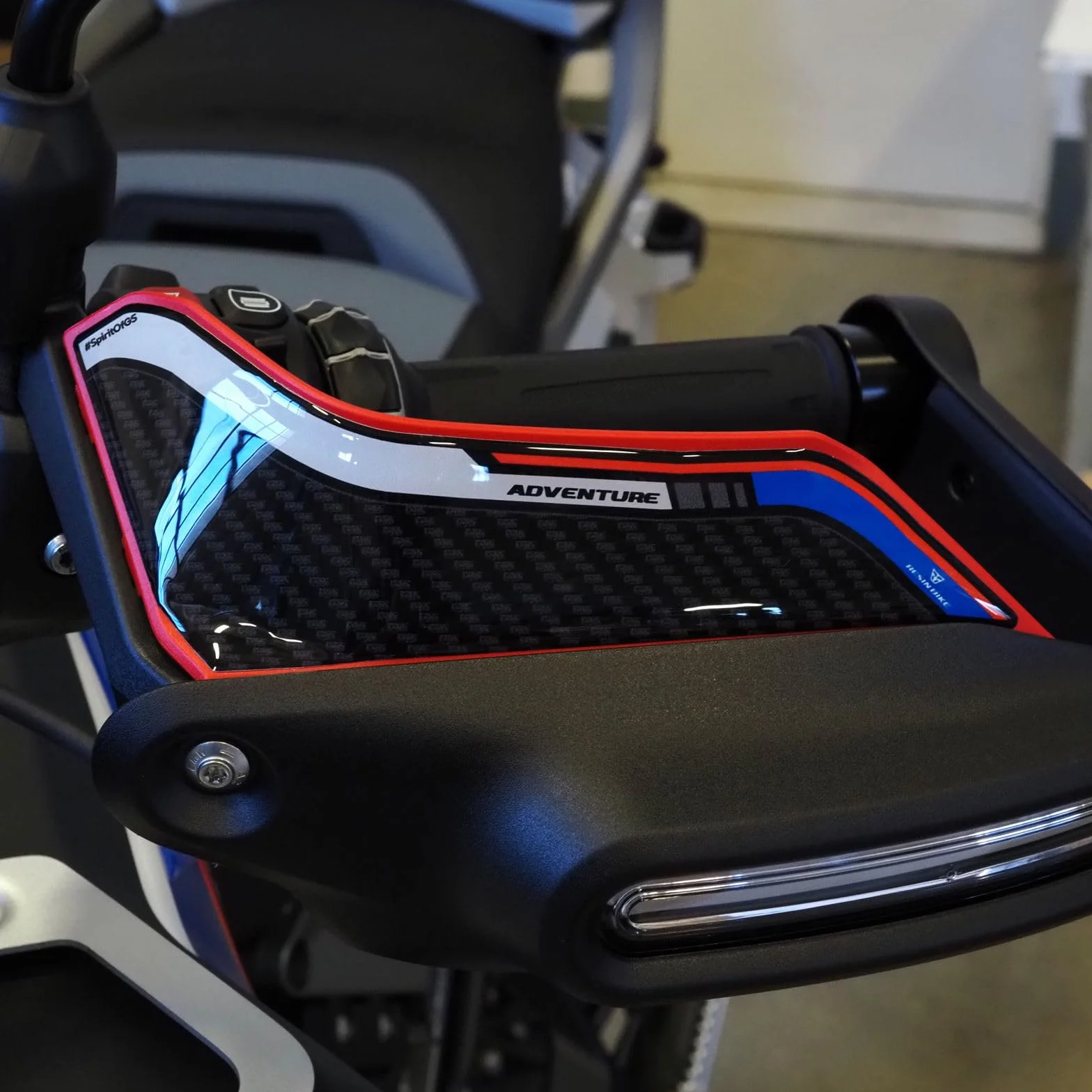 Resin Bike Kit Adhesivos Compatibles con BMW R 1300 GS Adventure Trophy 2025. Protection de Réservoir, Guardabarros, Paramanos de Choques y Arañazos de Moto. Kit Pegatinas 3D Resinadas Made in Italy