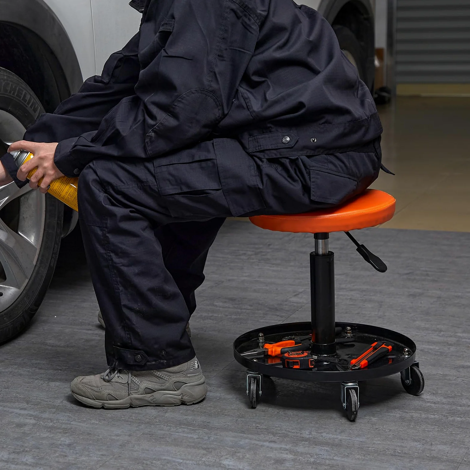 VEVOR Taburete de Taller Móvil Carga de 113,4 kg Taburete Mecánico con Ruedas Asiento de Taller Altura Ajustable con Bandeja de Herramientas Marco Resistente Cómodo Asiento Acolchado para Automóvil