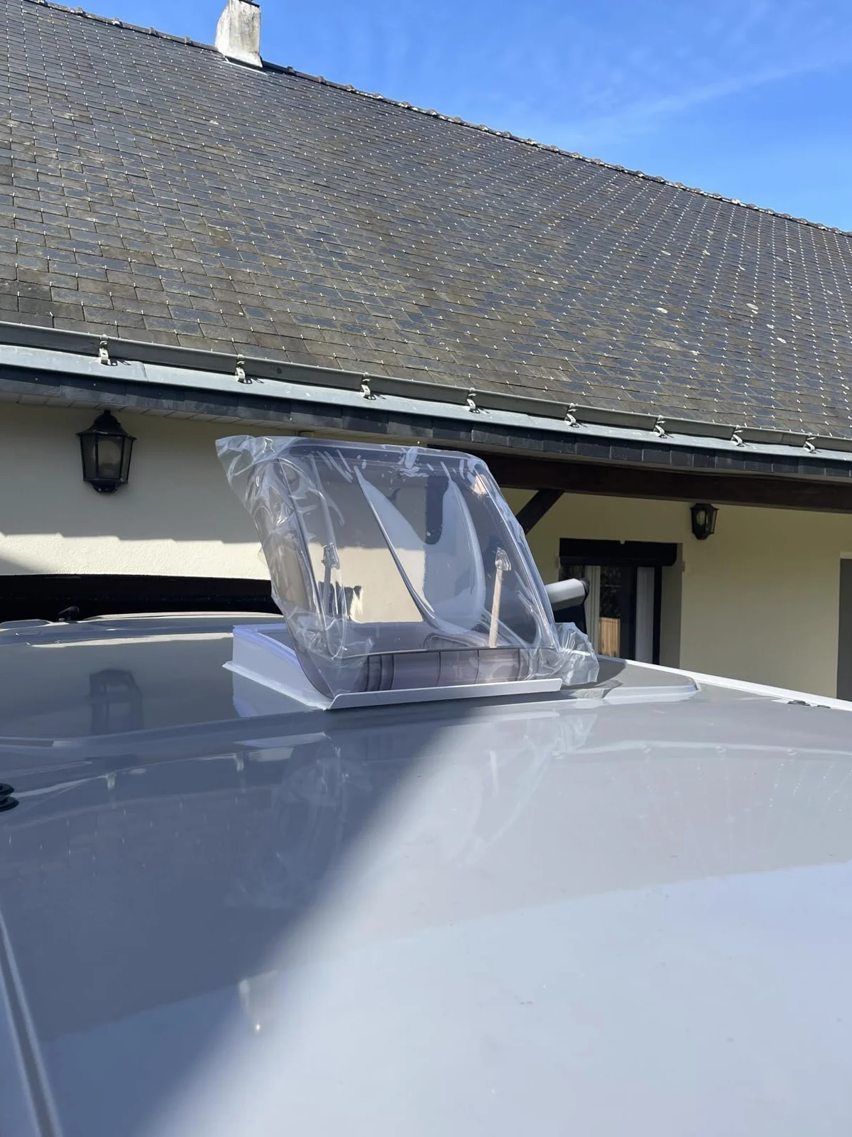Claraboya Camper 40x40 con Oscurecedor y Mosquitera – Ventana Techo Transparente para Caravana Camper Homologada 43R