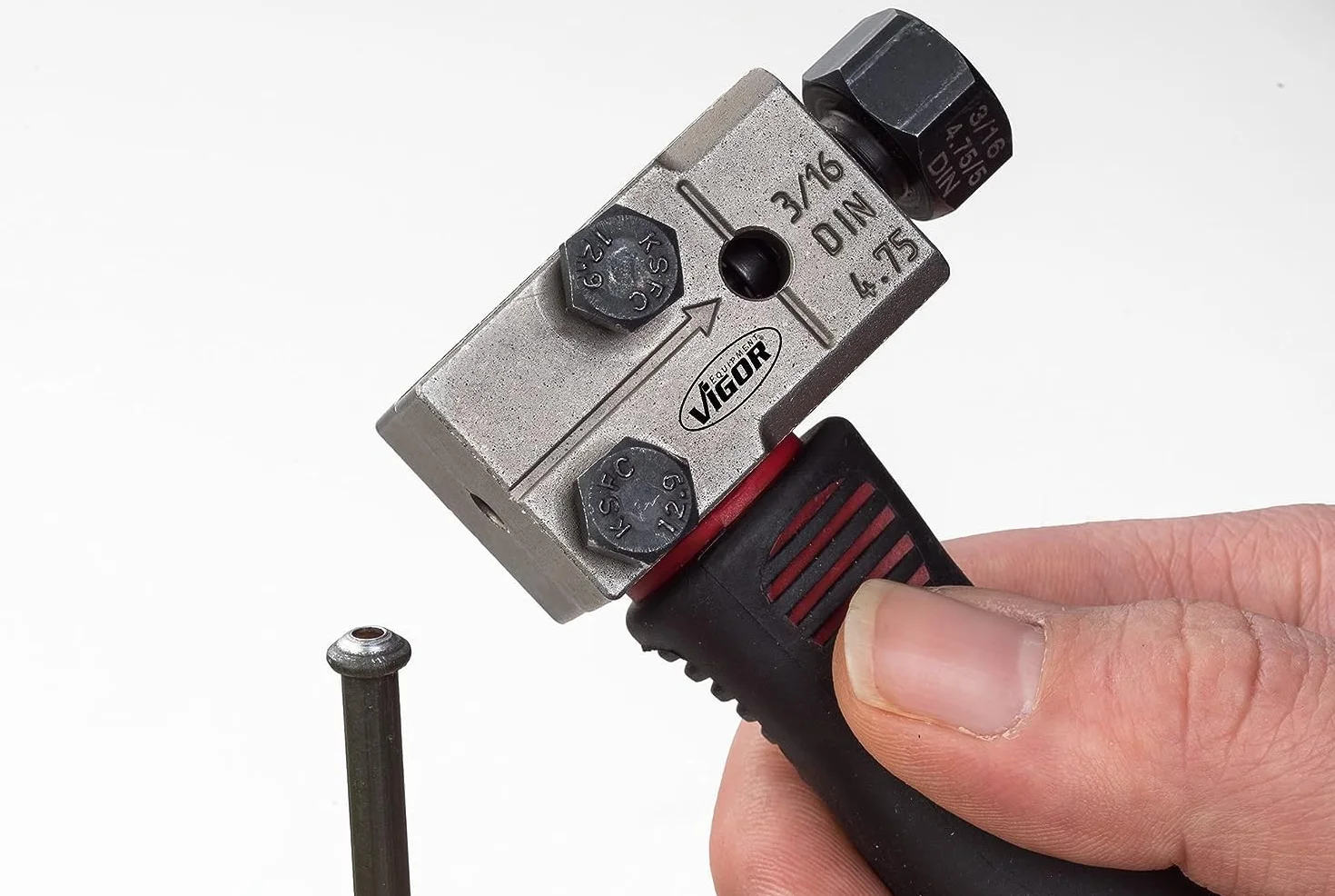 VIGOR V4416 abocardador, exclusivo para abocardar DIN, ligero y manejable, para abocardar DIN F 180grados, uso en conductos de freno o hidráulicos directamente en el vehículo