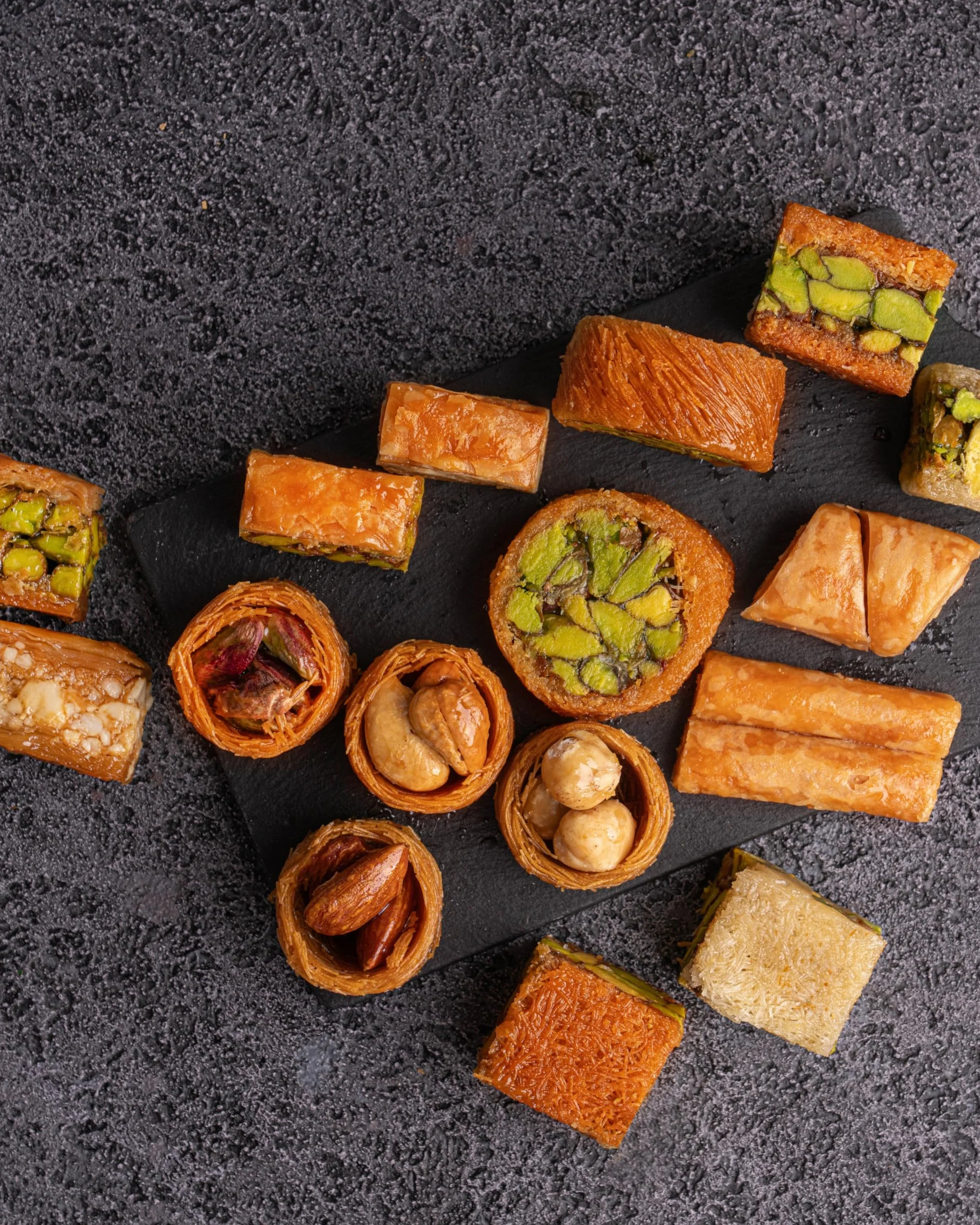 Piqalli Mini Baklava 700g Mix - Baklawa Caja de regalo con pistachos, anacardos, almendras