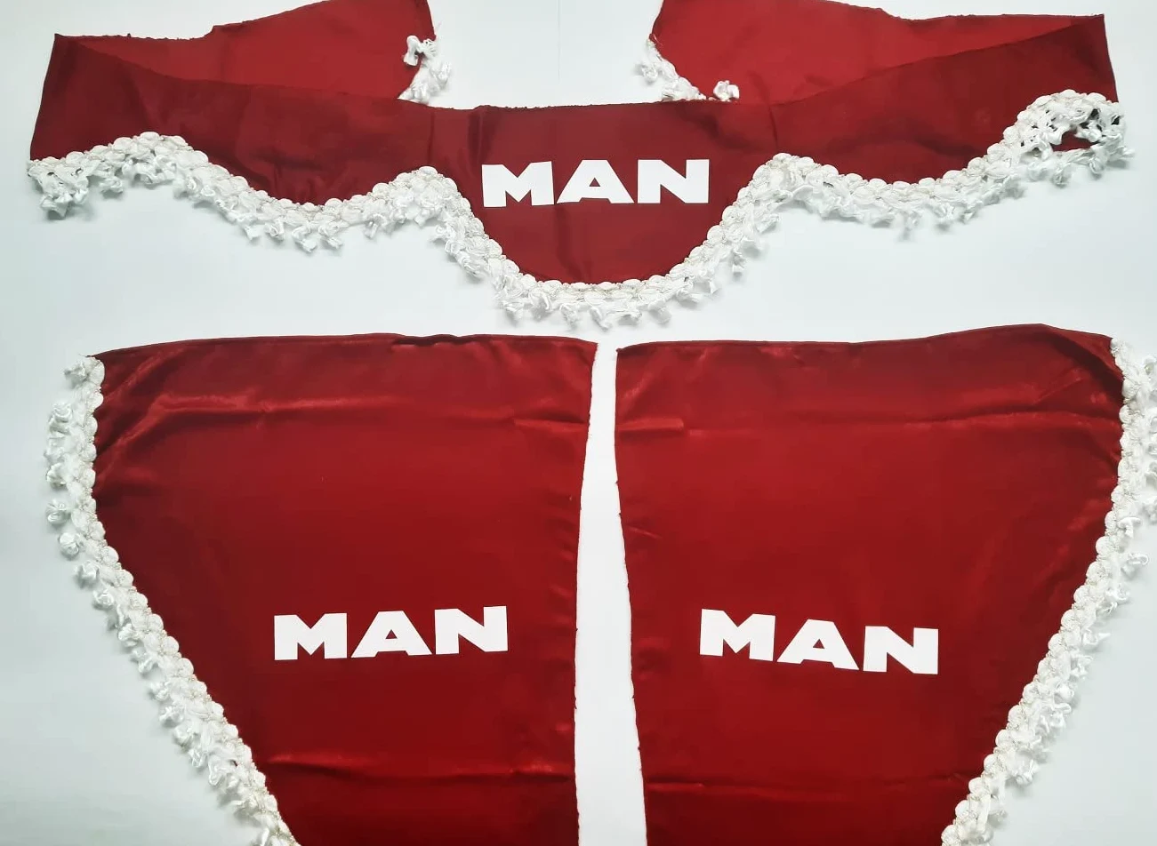 Juego de 3 cortinas decorativas de peluche con pompones blancos para camiones Man TGX TGA TGM (rojo)