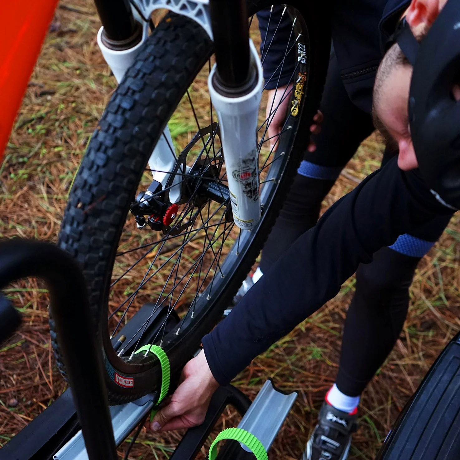 Portabicicletas Beat para 2 Bicicletas Bola de Remolque antirrobo, 15kg x Carril, chasis de Acero/Aluminio, Brazos Ajustables Todo Tipo de Bicicletas, Doble Cierre de Seguridad, 13 a 7 Pines