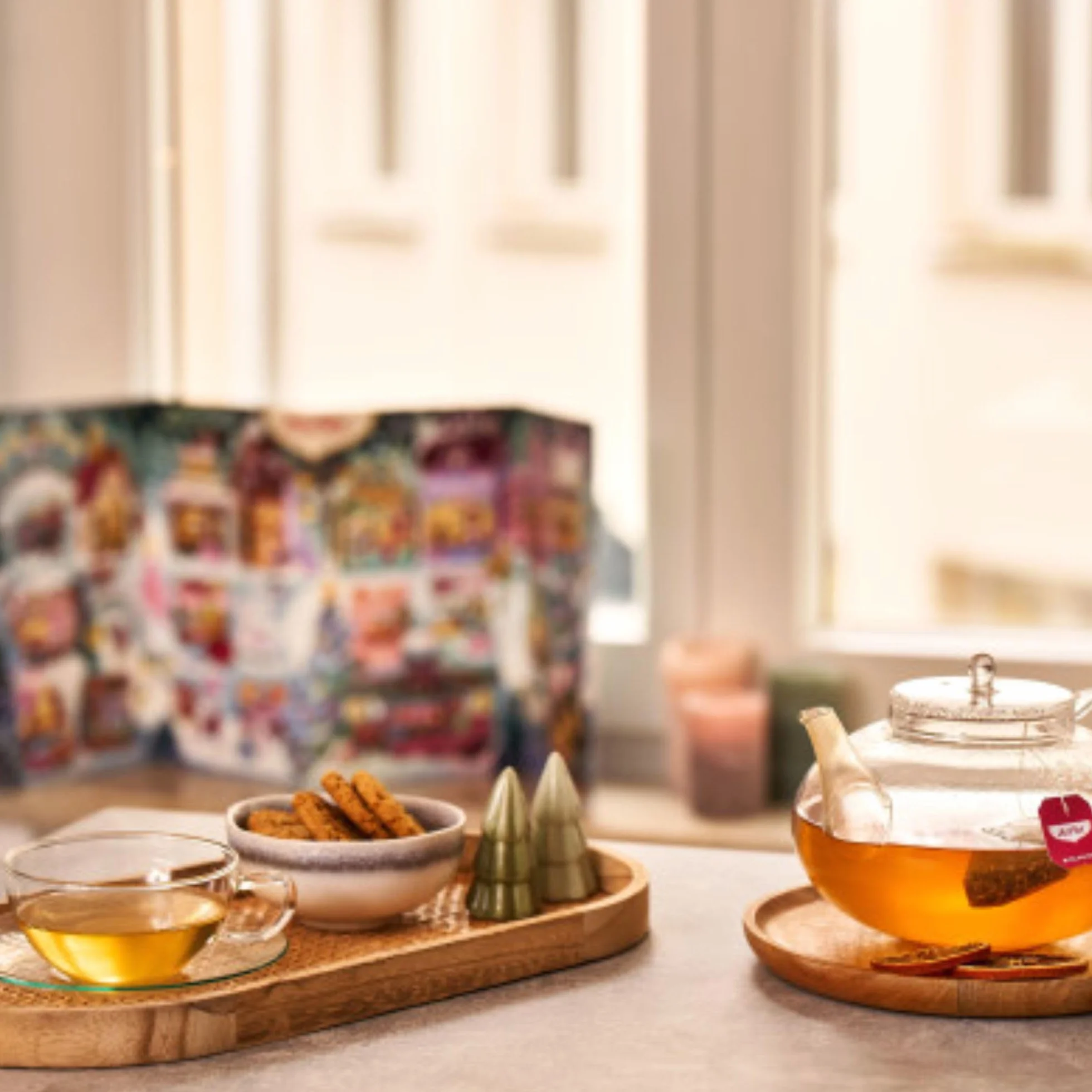 Yogi Tea Calendario de Adviento de Tés 2025 – 24 Variedades de Té Orgánico, 24 Bolsitas y Mensajes Inspiradores