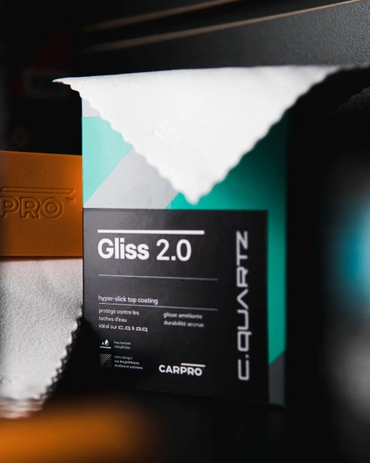 CARPRO Gliss 2.0 - Revestimiento de cerámica para automóviles - Capa superior hidrofóbica - Protección extrema contra manchas de agua con aplicadores de microfibra - Repele el aceite, la suciedad y la