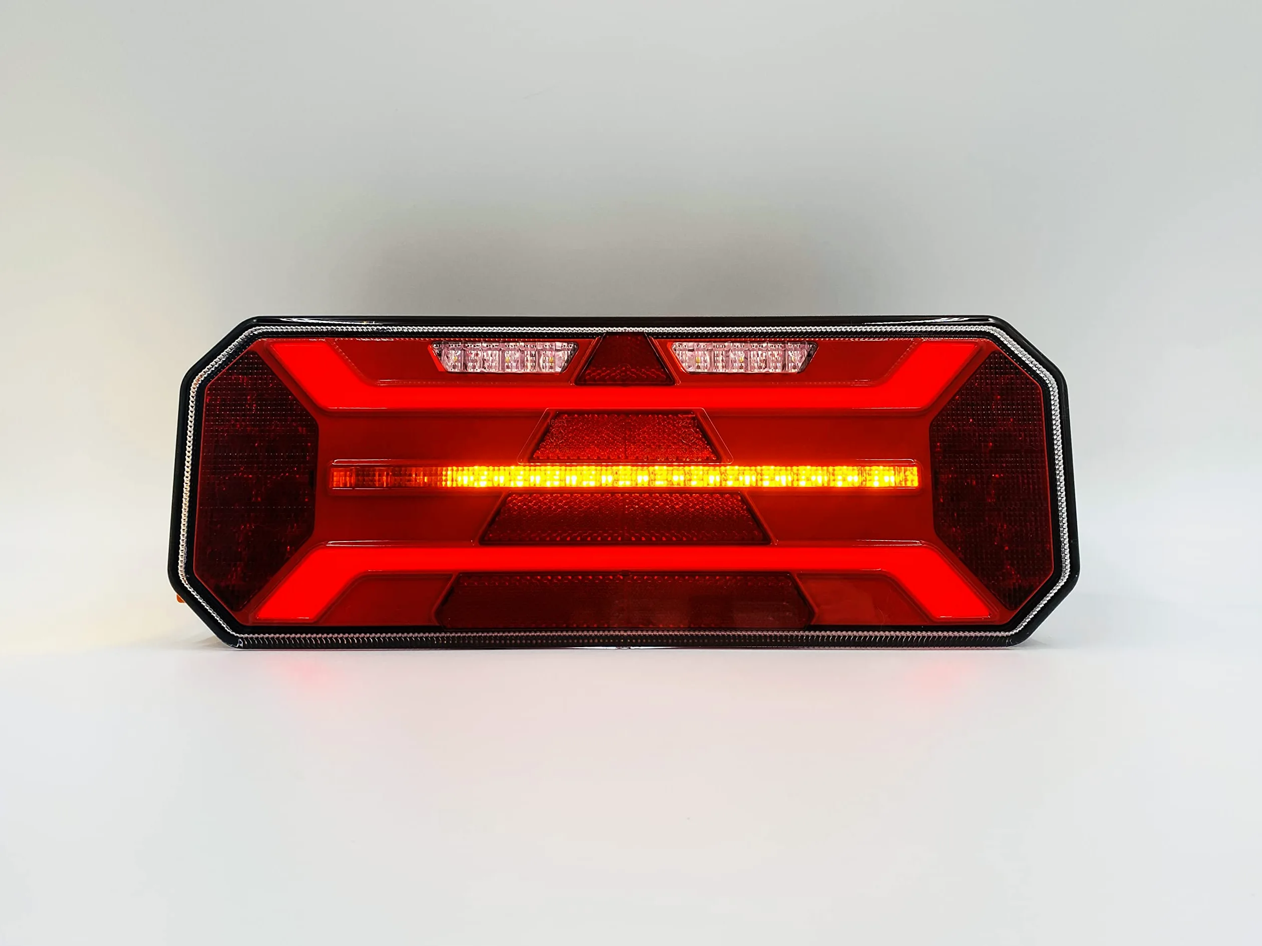 PILOTO LED 7 FUNCIONES TRIÁNGULO INTEGRADO INTERMITENTE DINÁMICO CON LUZ MATRÍCULA 12V 24V HOMOLOGADO (LadoIzquierdo)