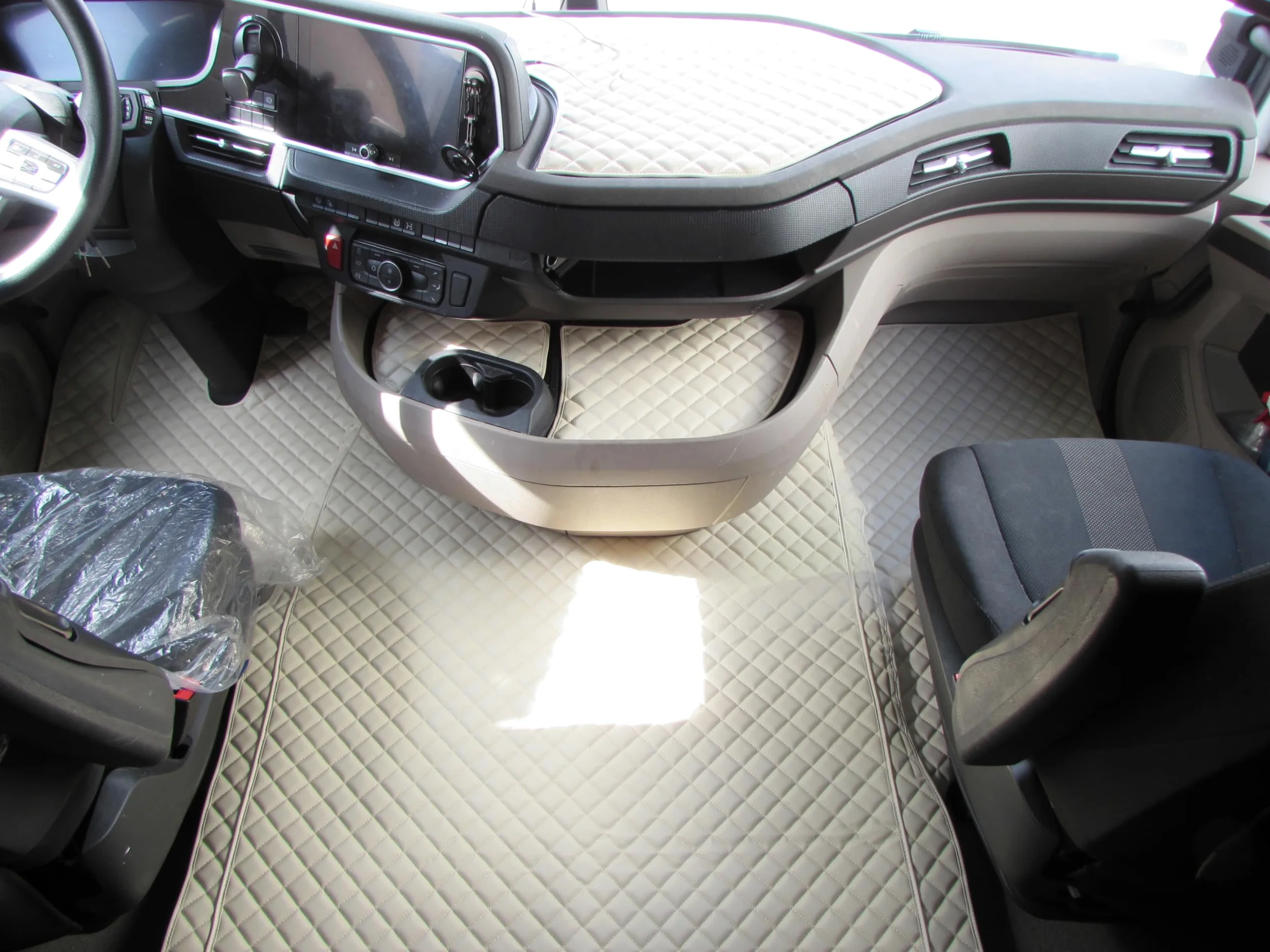 Alfombrillas para camión y salpicadero con volante a la izquierda, diseñadas para DAF XG 106 2021+ EURO 7 AUTOMAT 1 asiento neumático BEIGE Eco Leather