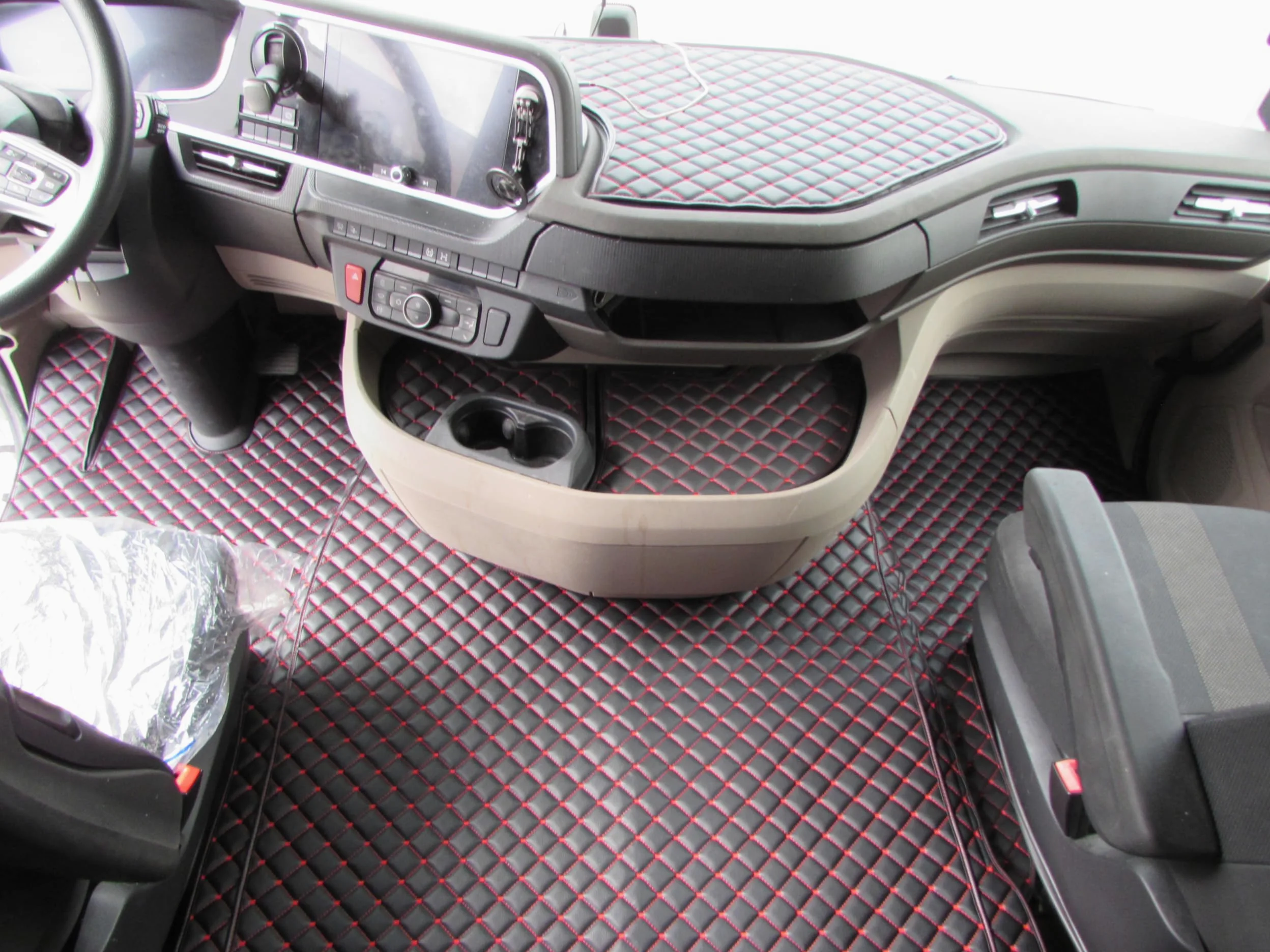 Alfombrillas de Camión DAF XF 106 2021+ Euro 7 Automático 2 Asientos Neumáticos Cuero Ecológico Hilos Rojos