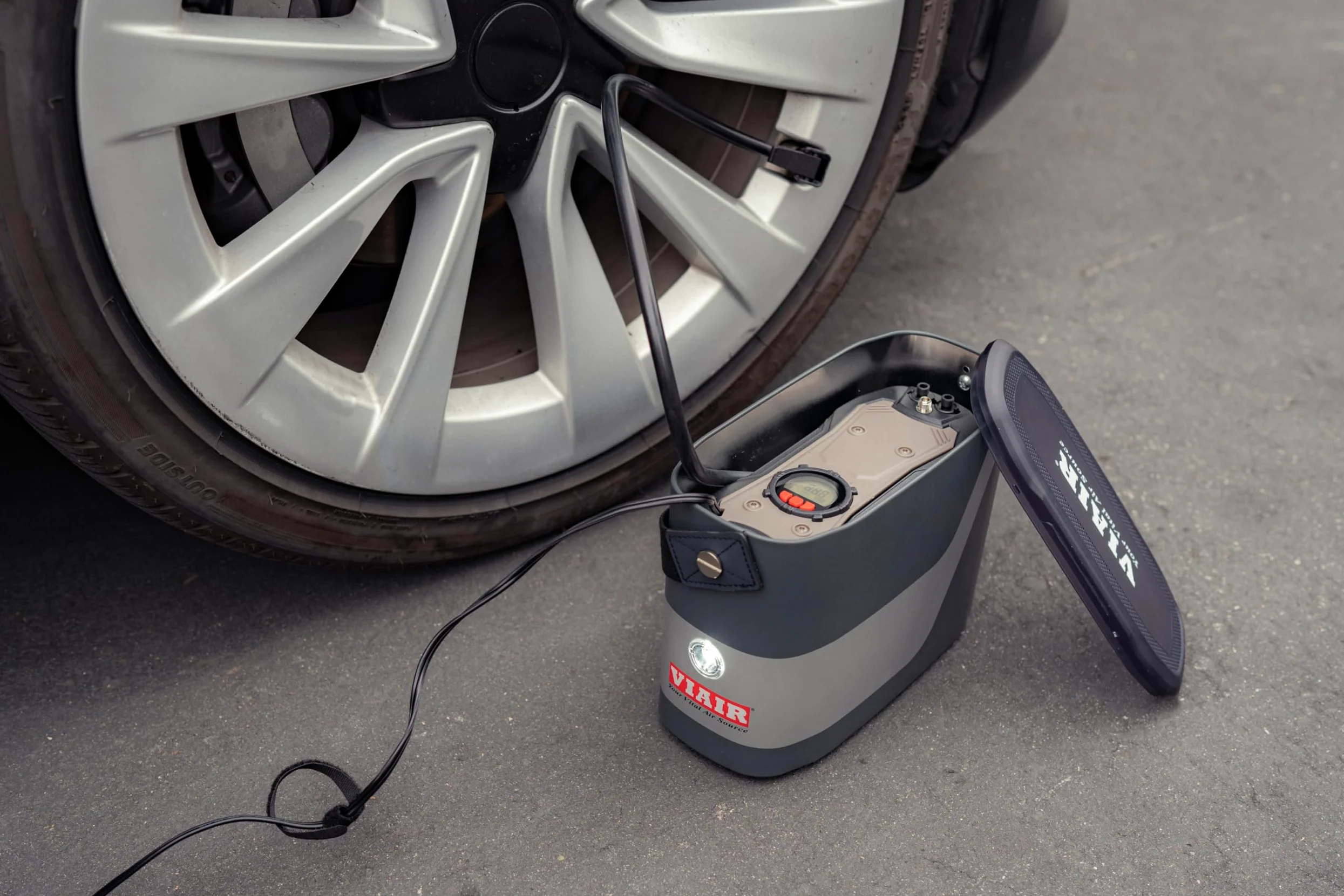 VIAIR Digital EVC75P - Inflador de neumáticos portátil para automóvil, SUV y camión | Función de apagado automático preestablecido | Bomba de neumáticos de carretera de 12 V, compresor de aire de 100