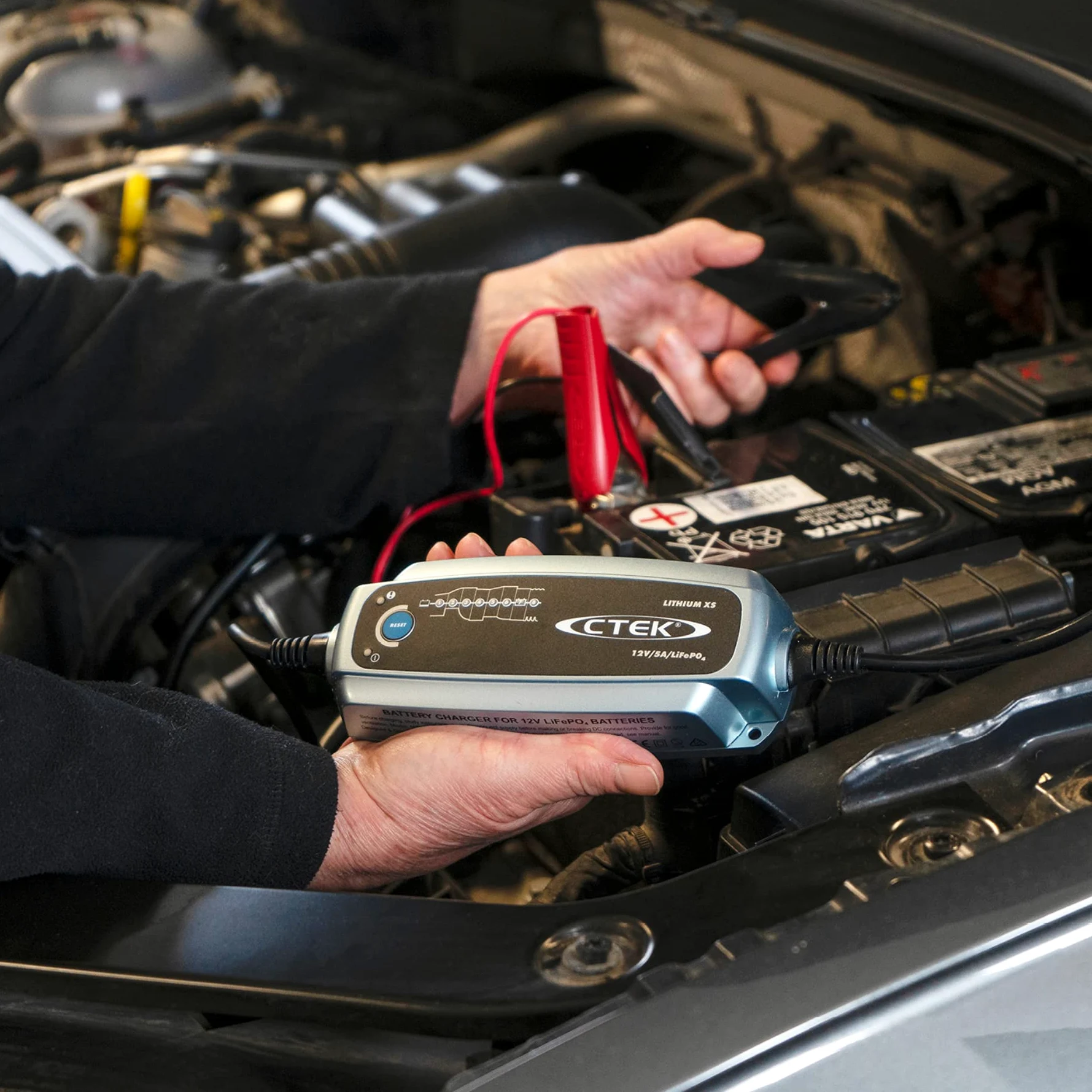 CTEK Lithium XS Cargador Batería 12V 5A, Cargador De Batería LiFePO4, Cargador Batería Litio, Cargador Inteligente Baterias, Cargador De Batería De Coche Y Mantenedor con Connect and Forget