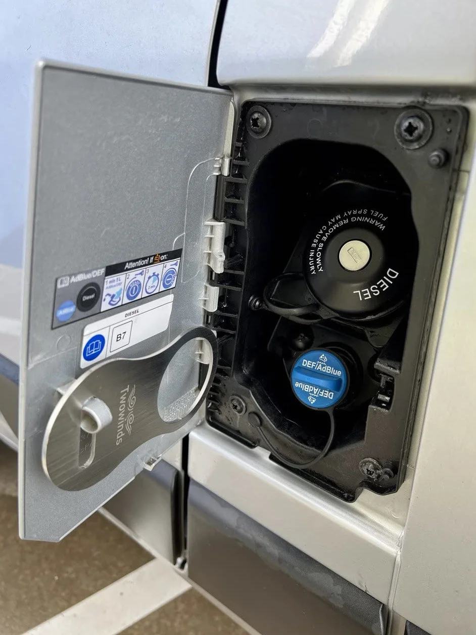 Twowinds - Bloqueo Antirrobo AdBlue Compatible con Fiat Ducato, Jumper, Boxer (2016-2024) - Camper y Caravanas - Cierre de Seguridad del Tapón Depósito AdBlue en Acero Inoxidable