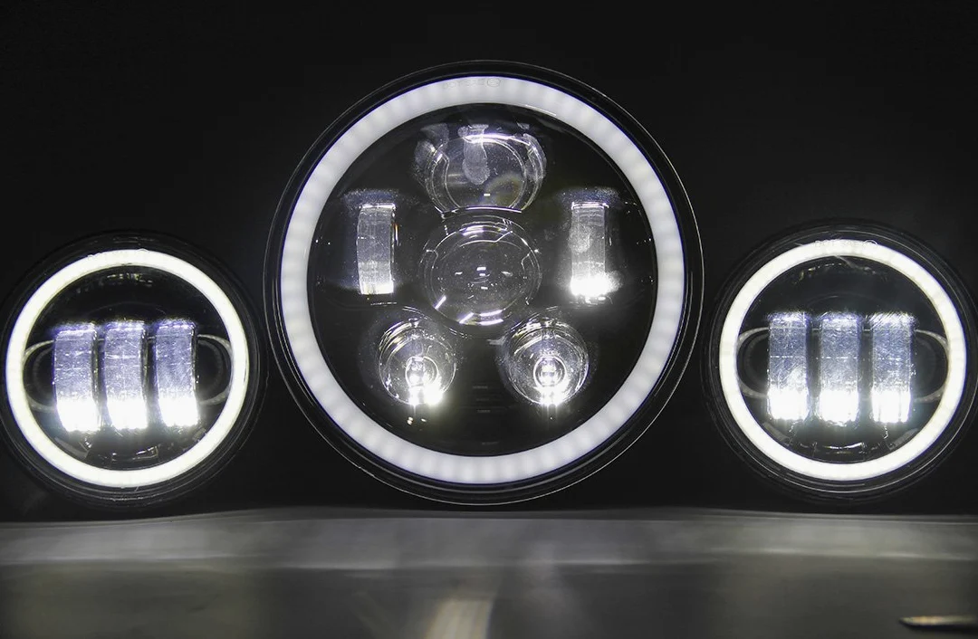 Faros delanteros led de 17,8 cm negros Harley Daymaker y 2 faros antiniebla de 11,50 cm aptos Compatible con motocicleta Harley Davidson Road King (1 juego) | Faro principal de 7 pulgadas + 2 faros antiniebla de 4,5 pulgadas. Negro. Compatible con Harley