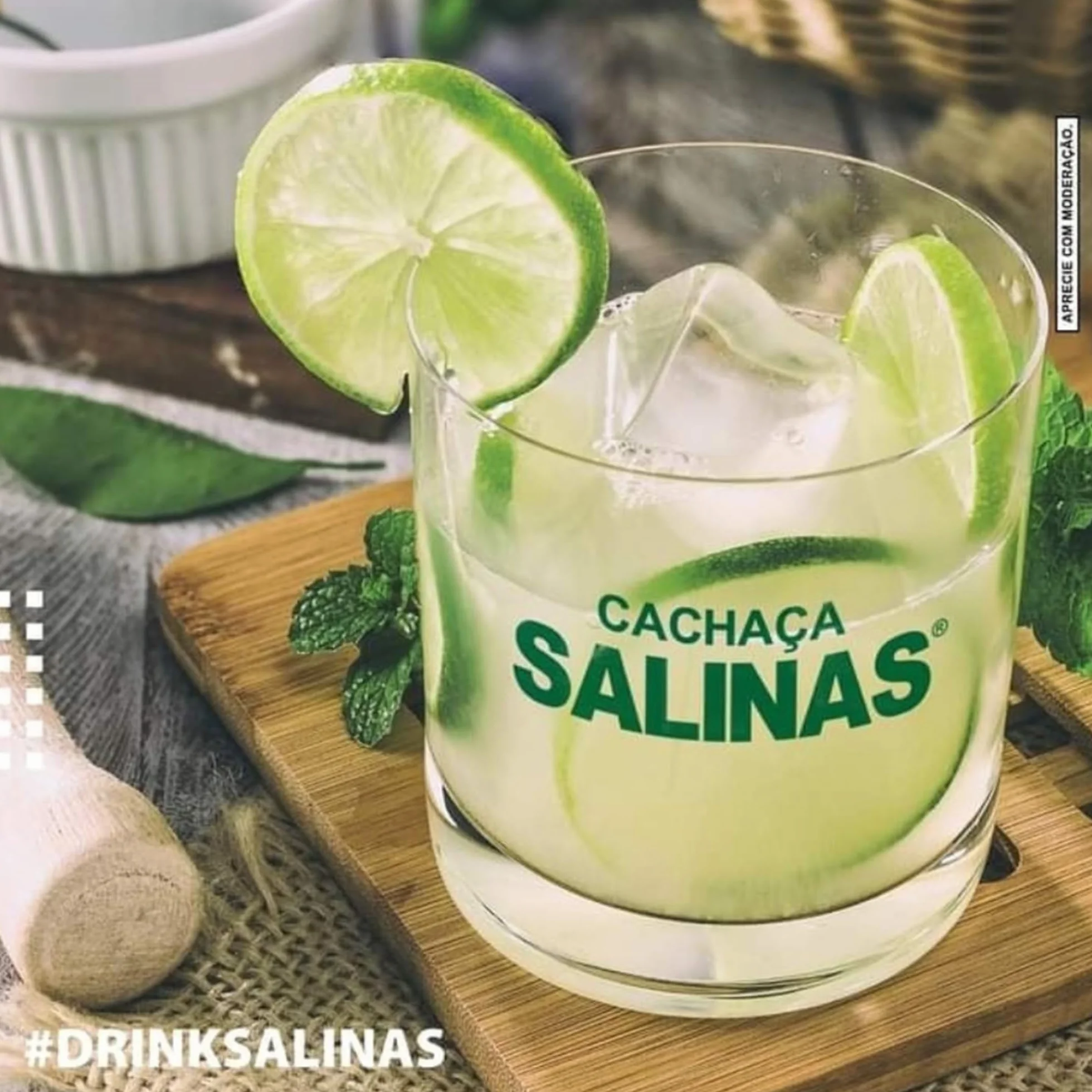 Cachaça Salinas Premium 700 ml Destilado Artesanal de Brasil para Caipirinha