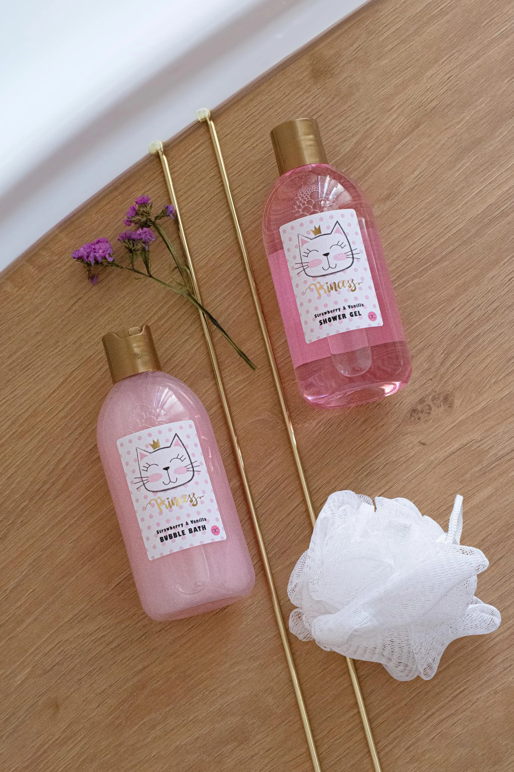 Accentra PRINCESS KITTY Juego de regalo baño mujer 250 ml gel de ducha loción exfoliante crema bombas baño esponja cesta fresa vainilla