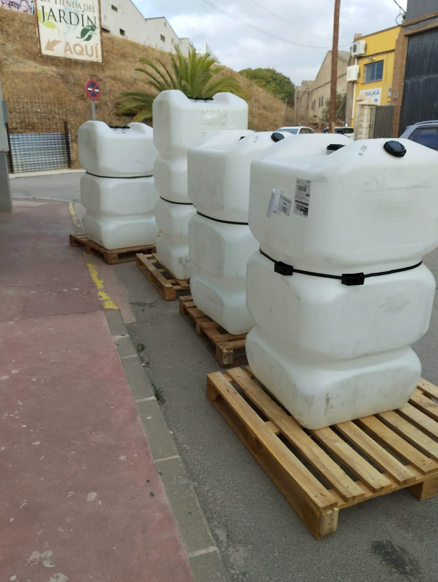 Depósito gasoleo cuadrado para gasolina/gasoil 600 litros homologado. Medidas: Largo 74 cm, Ancho 74 cm, Alto 135 cm