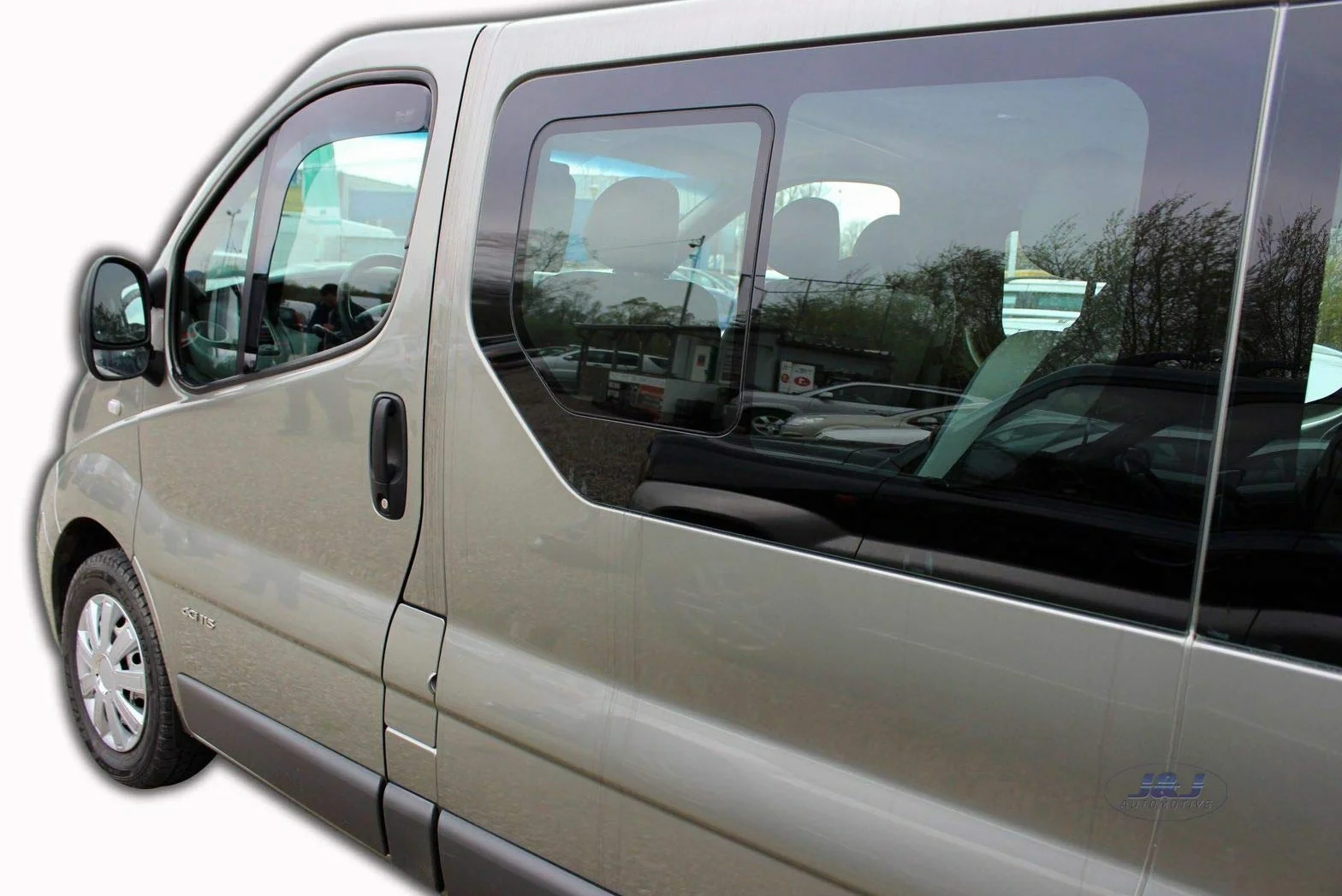 J&J AUTOMOTIVE Derivabrisas Personalizados para RENAULT TRAFIC 2001-2011 2pcs, Color: Smoky Gray, Instalación Clip-on