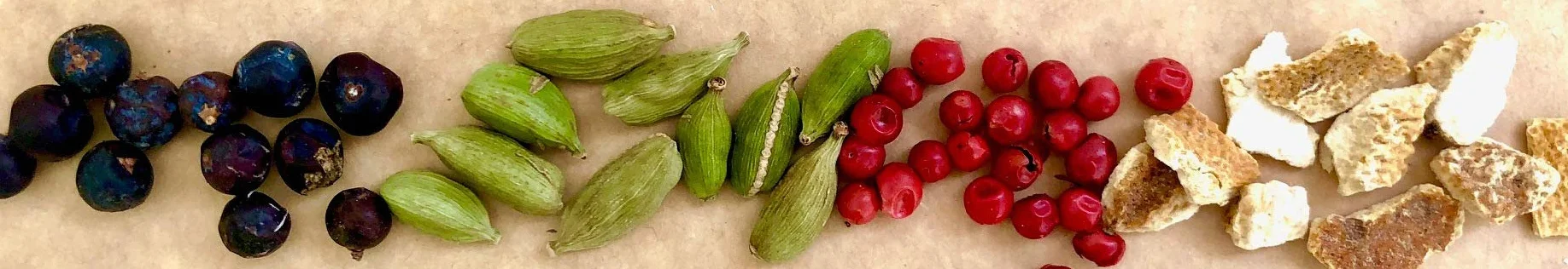 LAYBE ESTUCHE Botánicos Premium Cócteles Pimienta Rosa Brasil Cardamomo Verde Corteza Naranja Enebro Bayas