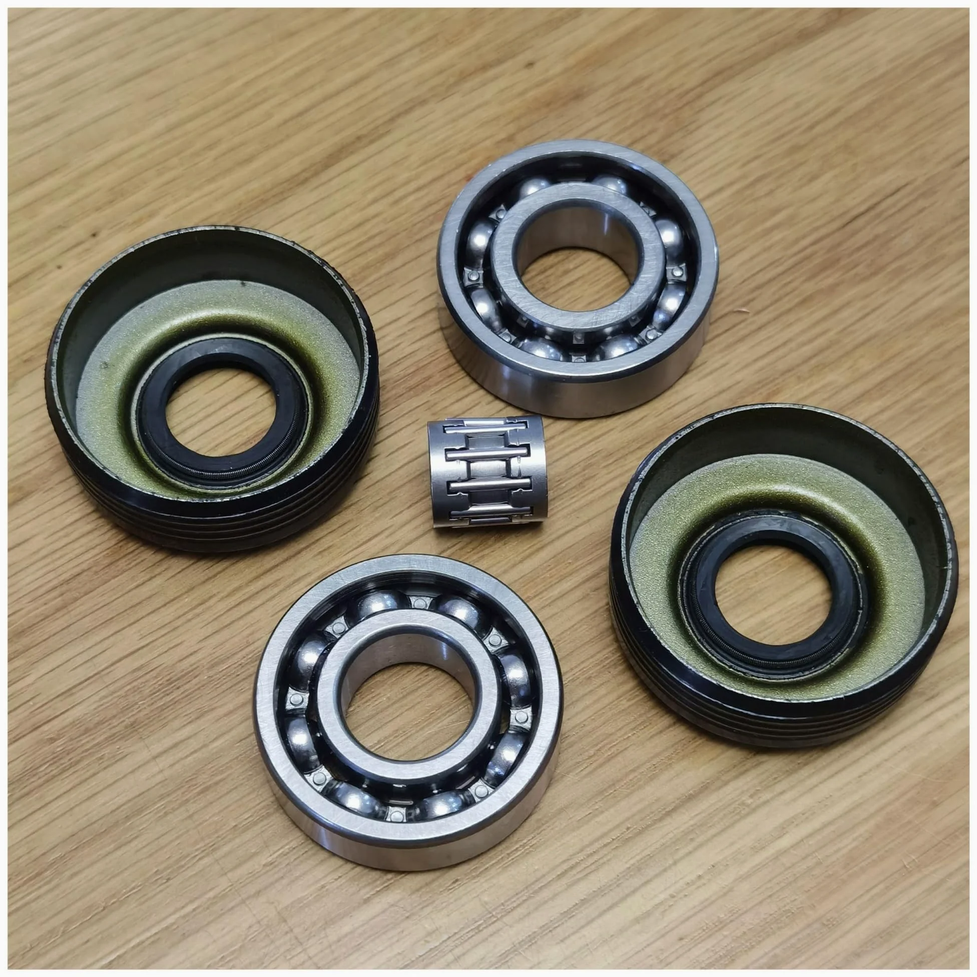 Kit de cojinetes de cigüeñal y retenes de Aceite Compatible con 340, 345, 346XP, 350, 353 y 2141.(Full Set)