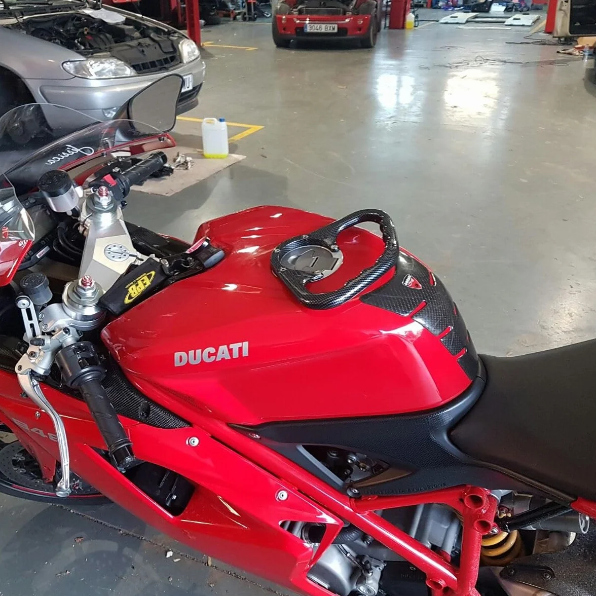Asidero de depósito Negro A-Sider,específicamente para Ducati 1098-1198-848 Monster 600-1000 620-695 - S2R- S4R/S-821-1200 Monster 797-937 21-24 Super Sport 17-24,con Sistema 5 Tornillos.