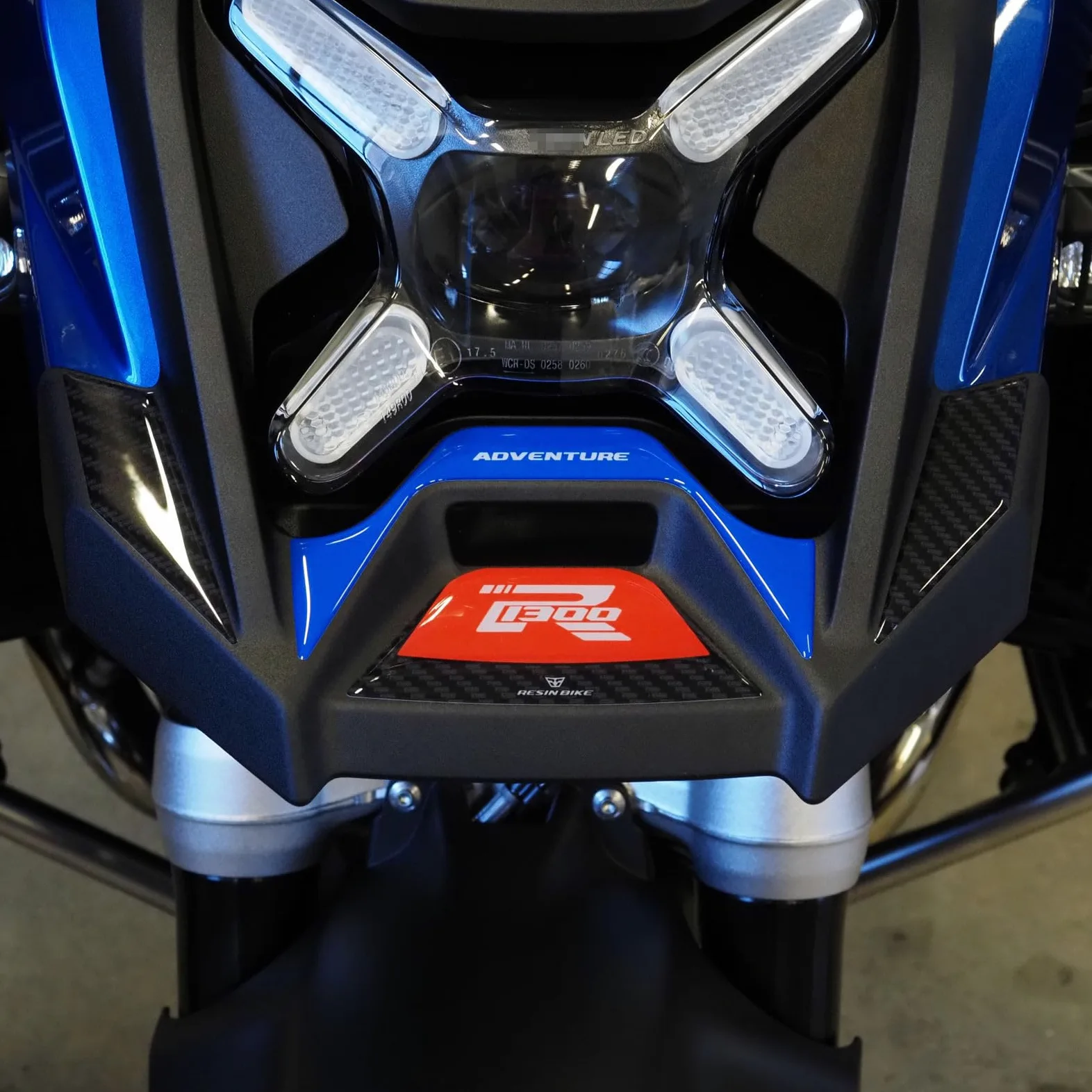 Resin Bike Kit Adhesivos Compatibles con BMW R 1300 GS Adventure Trophy 2025. Protection de Réservoir, Guardabarros, Paramanos de Choques y Arañazos de Moto. Kit Pegatinas 3D Resinadas Made in Italy