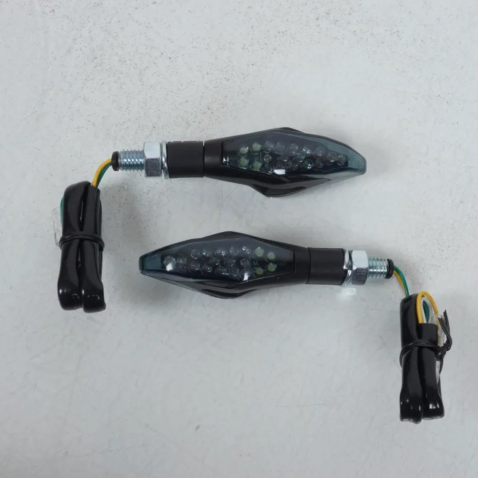 Chaft - Par de intermitentes delanteros LED con luz nocturna ahumada para moto Suzuki IN208