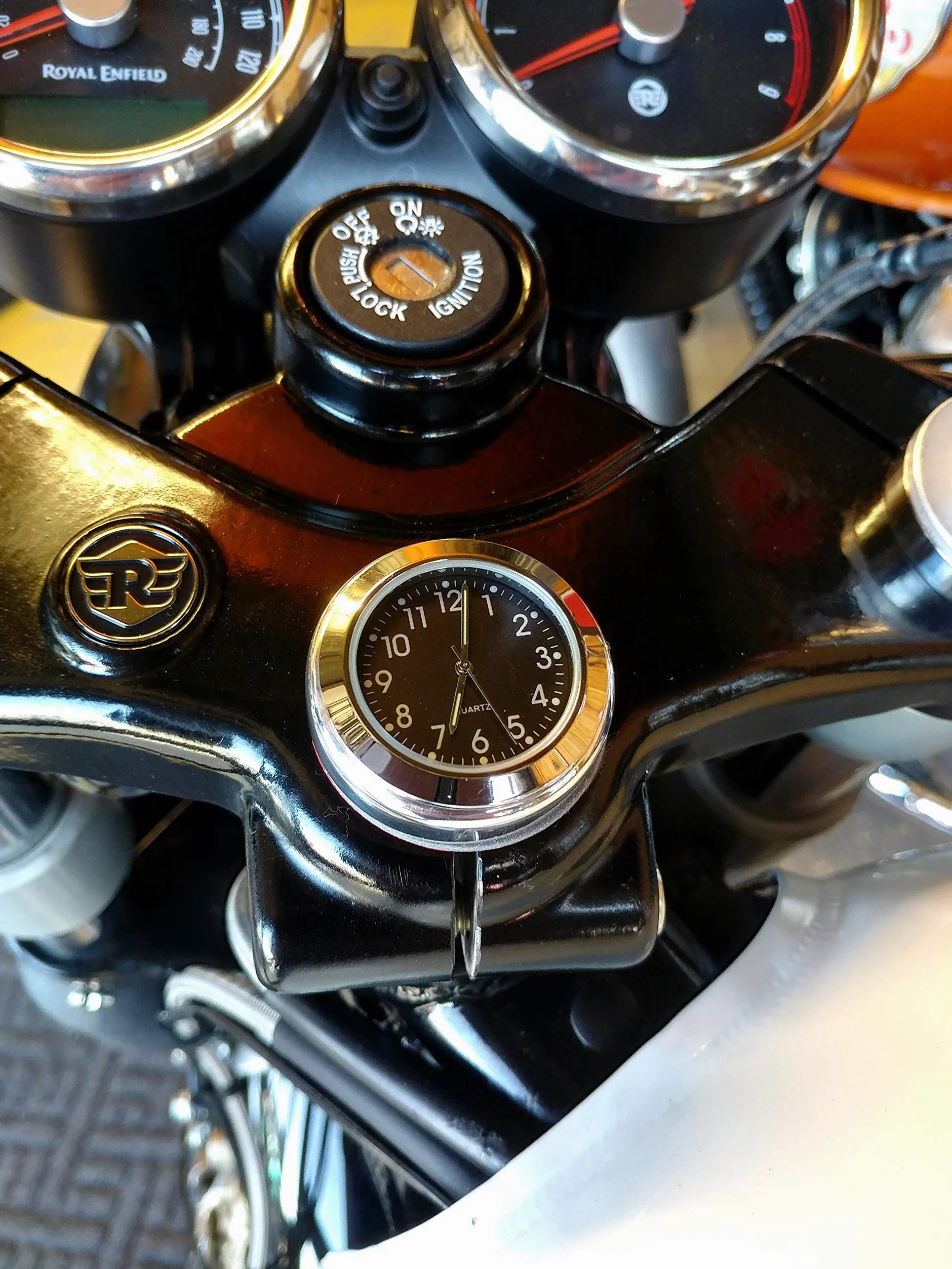 Enfield Interceptor & Continental GT cubierta de tuerca de vástago con reloj (cara negra)