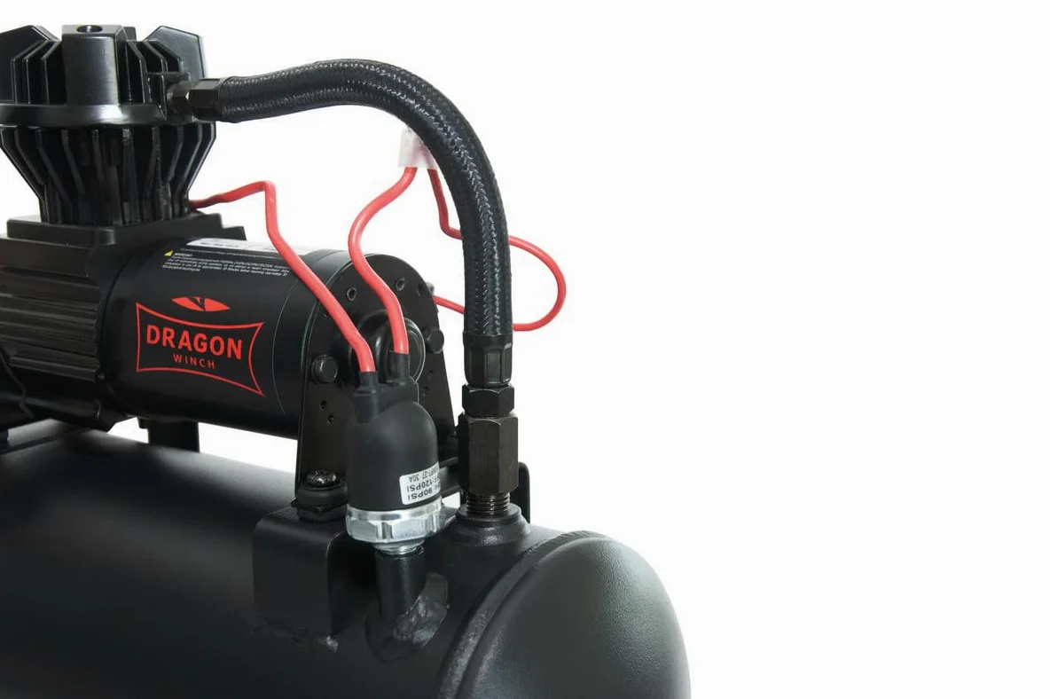 Dragon Winch Compresor de aire Sólido Tank 10,3 BAR / 150 PSI Compresor 12V para Coche | Capacidad de aspiración 38 l/min | Intensidad 192W / 16Amp | Profesional Inflador de Ruedas + accesorios