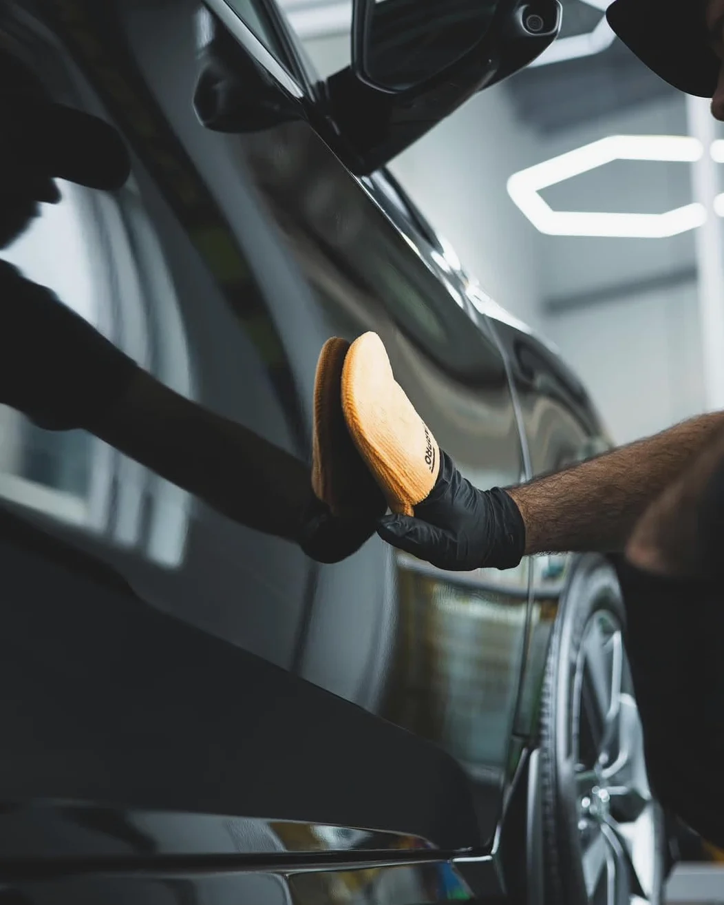 CARPRO Gliss 2.0 - Revestimiento de cerámica para automóviles - Capa superior hidrofóbica - Protección extrema contra manchas de agua con aplicadores de microfibra - Repele el aceite, la suciedad y la