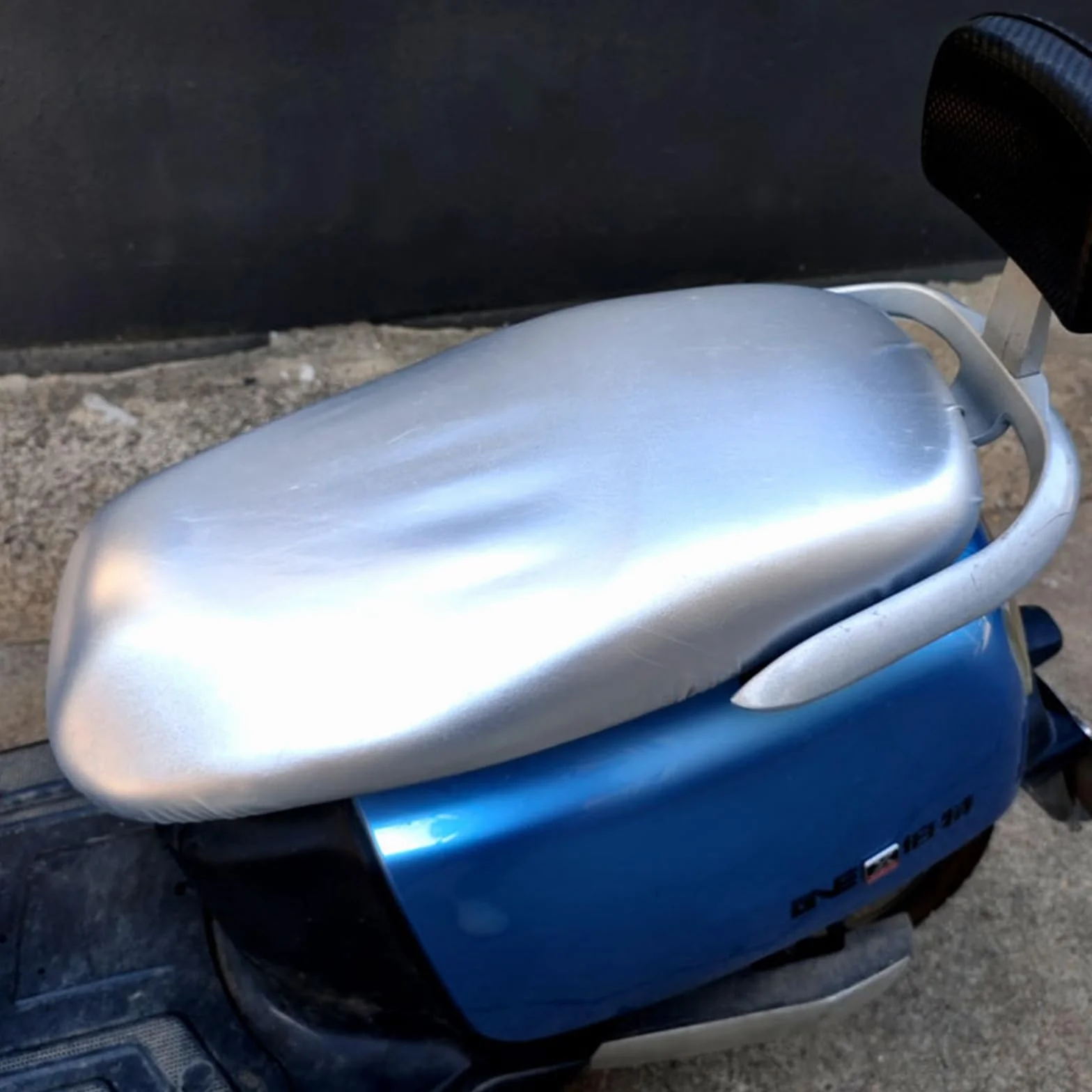 Funda Asiento Moto Antideslizante y Resistente a Arañazos, Protección Universal, Asiento Moto Protege de La Lluvia y el Sol, Funda Scooter para Todo Tipo de Motos y Scooters (Plateado)