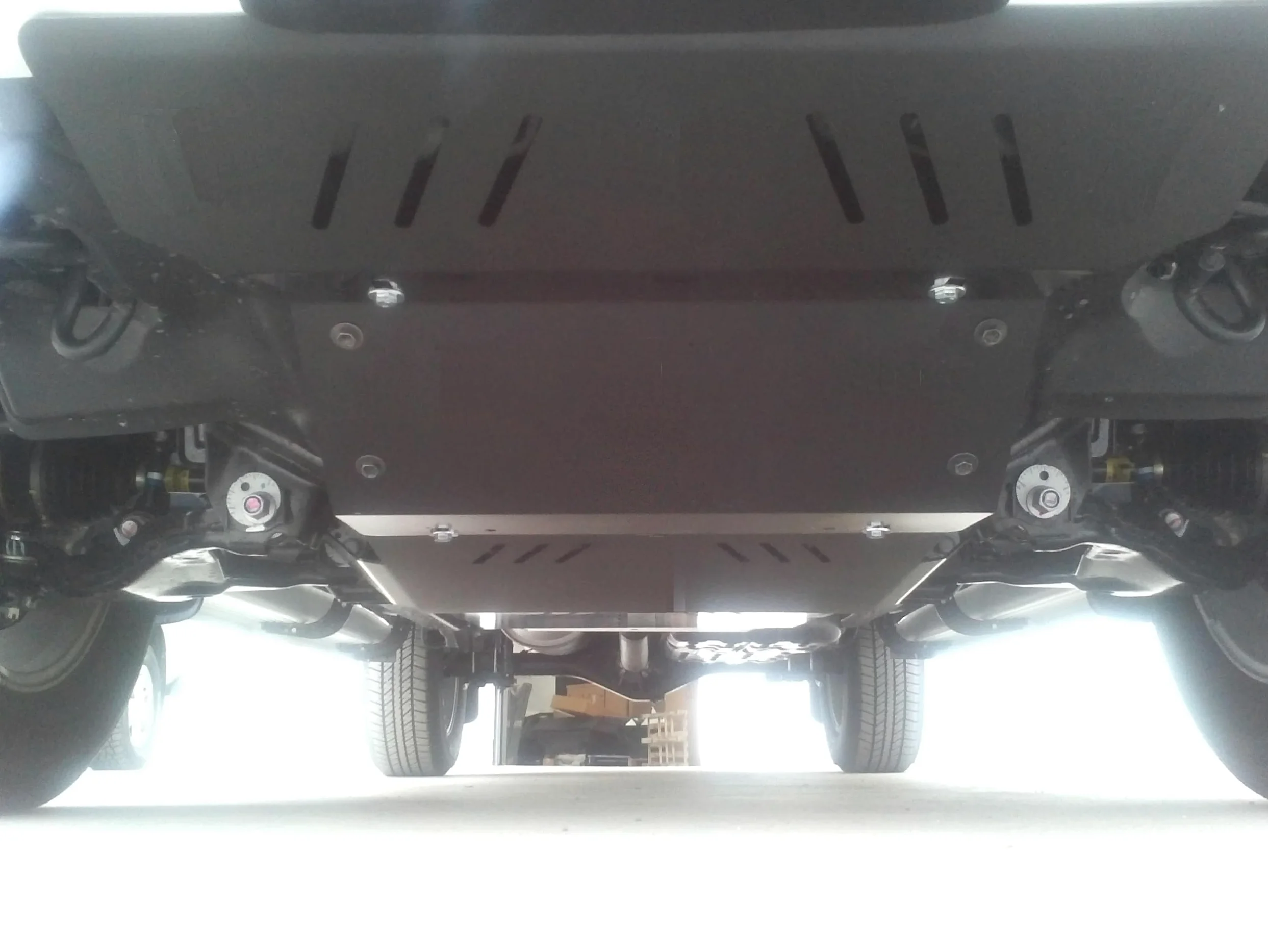 Protección metálica bajo motor compatible con Toyota Hilux (2004-2015)