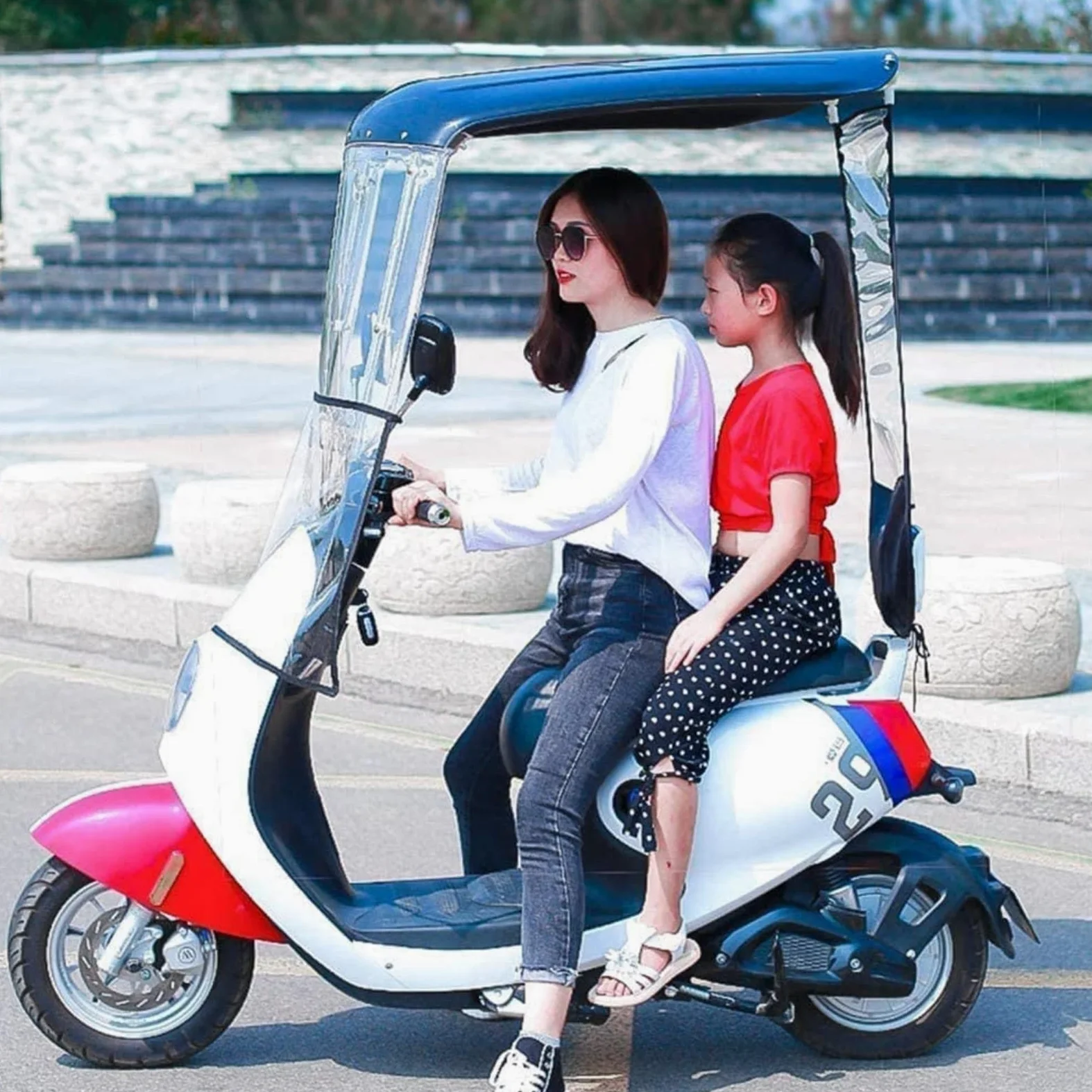 Funda protectora totalmente cerrada para scooters y motocicletas, diseño impermeable y resistente al viento para uso en exteriores