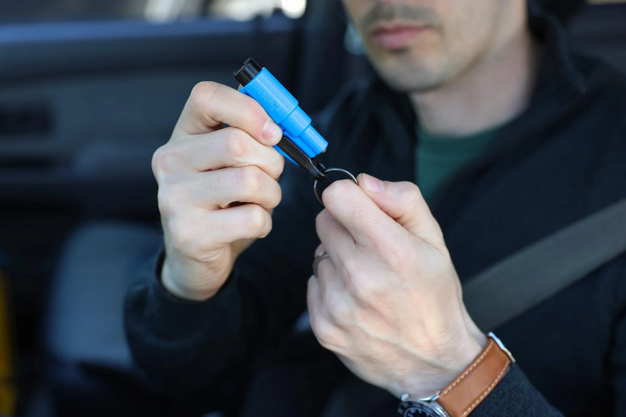 RESQMEl Llavero de Emergencia Original Herramienta de Escape de automóvil, Cortador de cinturón de Seguridad 2 en 1 y rompeventanas, Fabricado en EE. UU., Paquete de 6