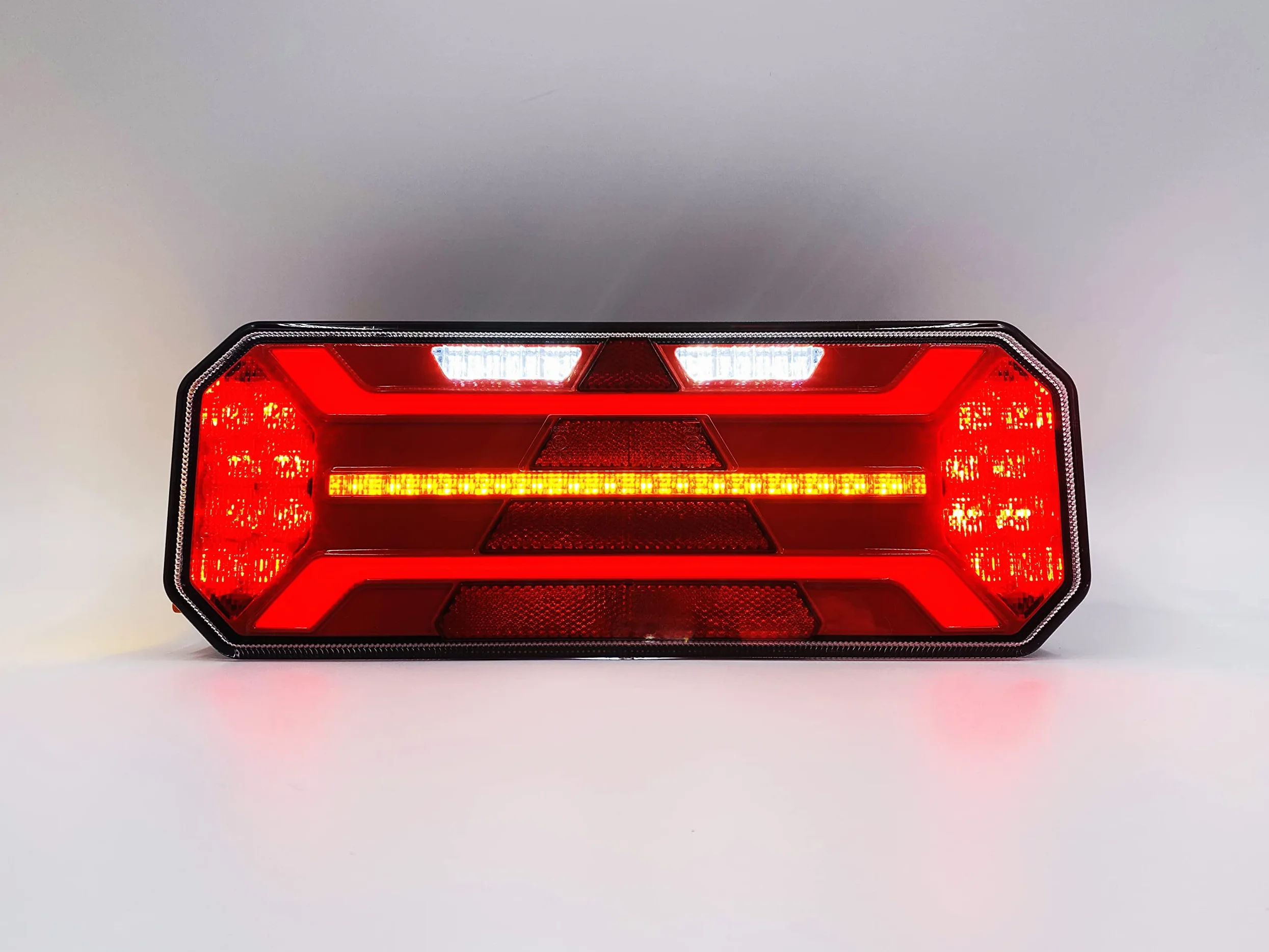 PILOTO LED 7 FUNCIONES TRIÁNGULO INTEGRADO INTERMITENTE DINÁMICO CON LUZ MATRÍCULA 12V 24V HOMOLOGADO (LadoIzquierdo)