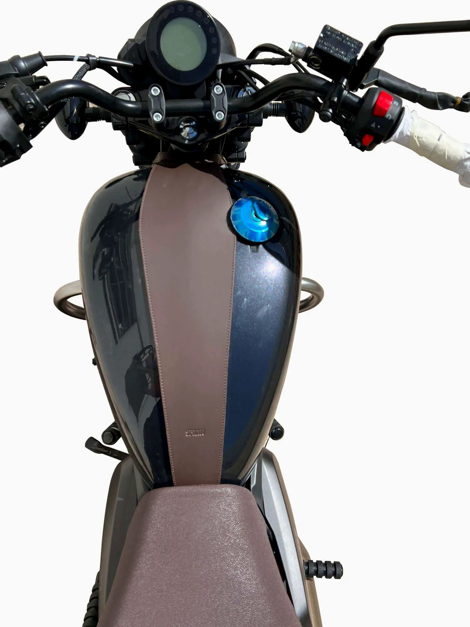 Cubierta de depósito de moto de cuero marrón para QJ SRV300